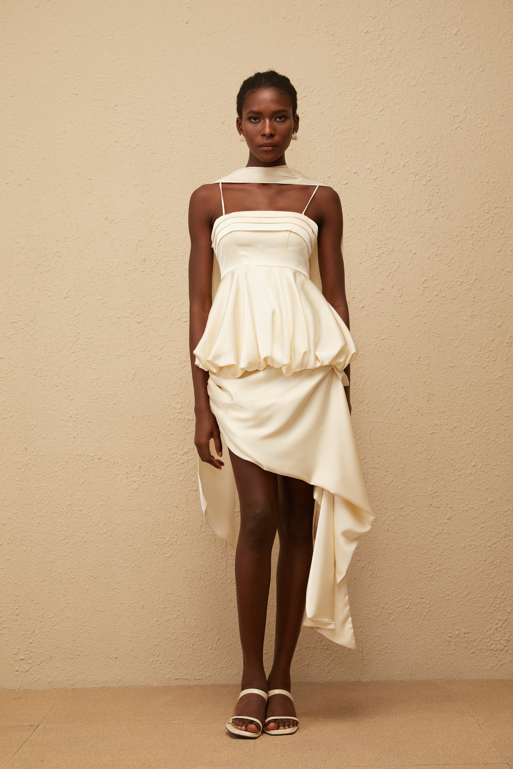 فستان قصير من الساتان غير المتماثل بلون أوبال المحايد