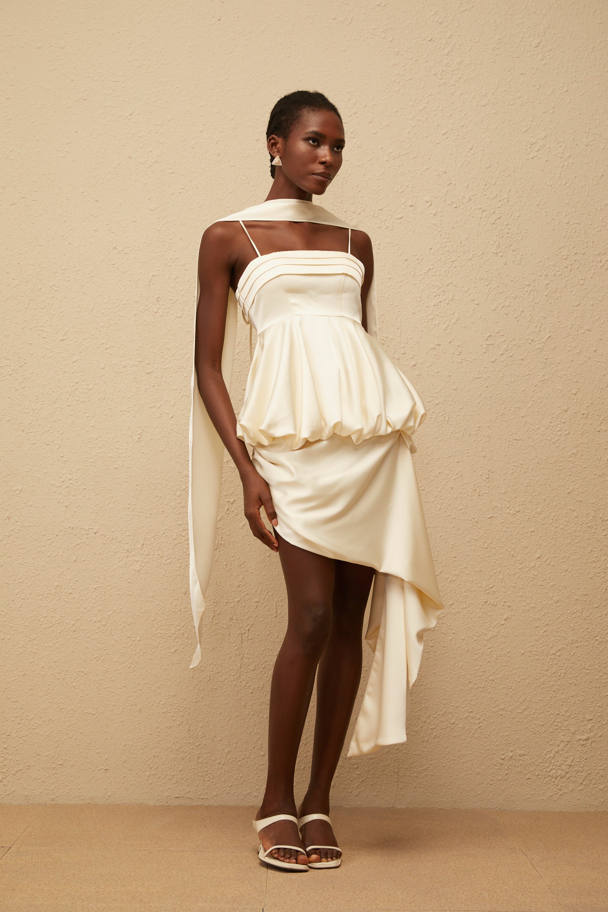 فستان قصير من الساتان غير المتماثل بلون أوبال المحايد