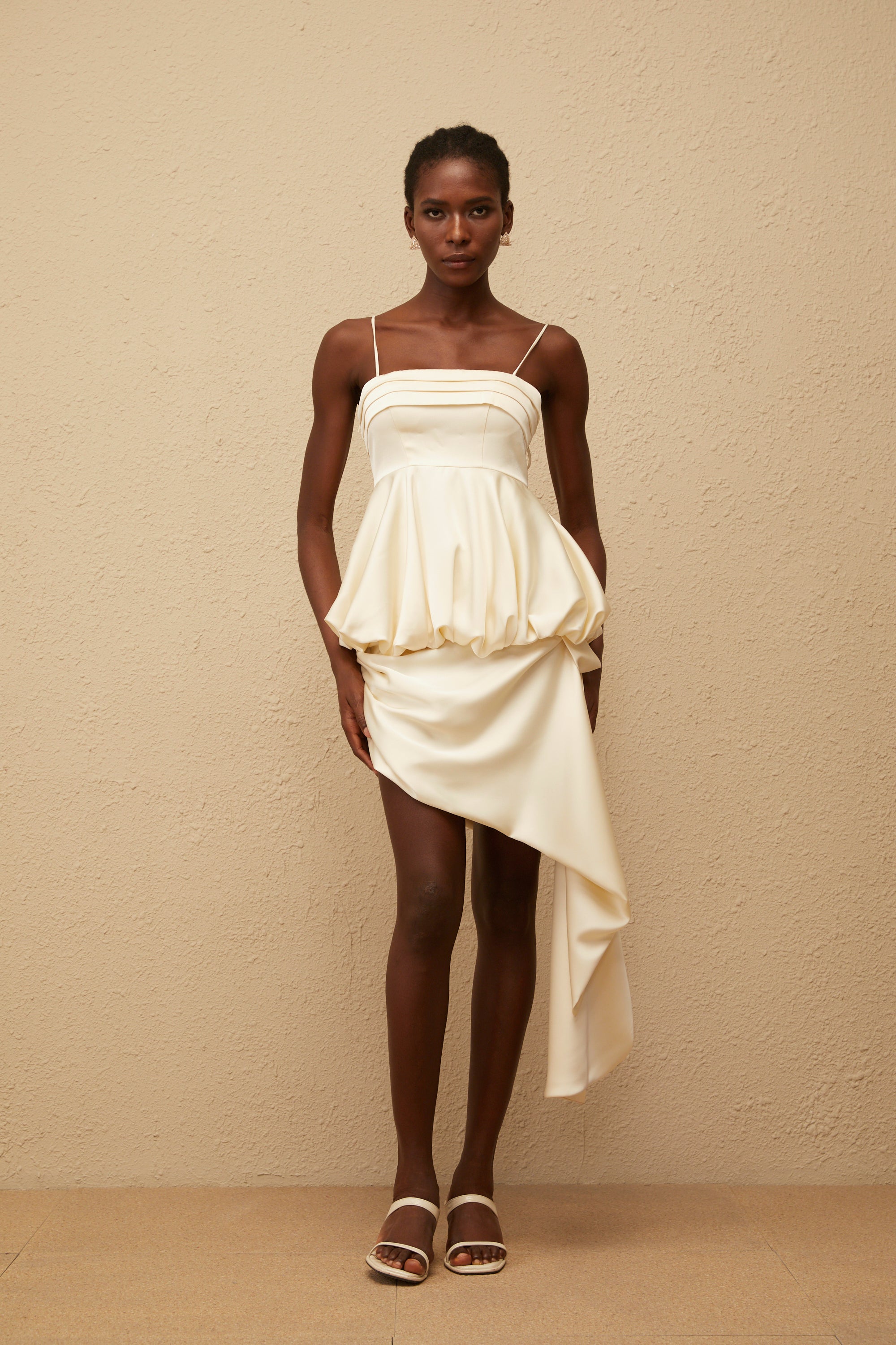 فستان قصير من الساتان غير المتماثل بلون أوبال المحايد