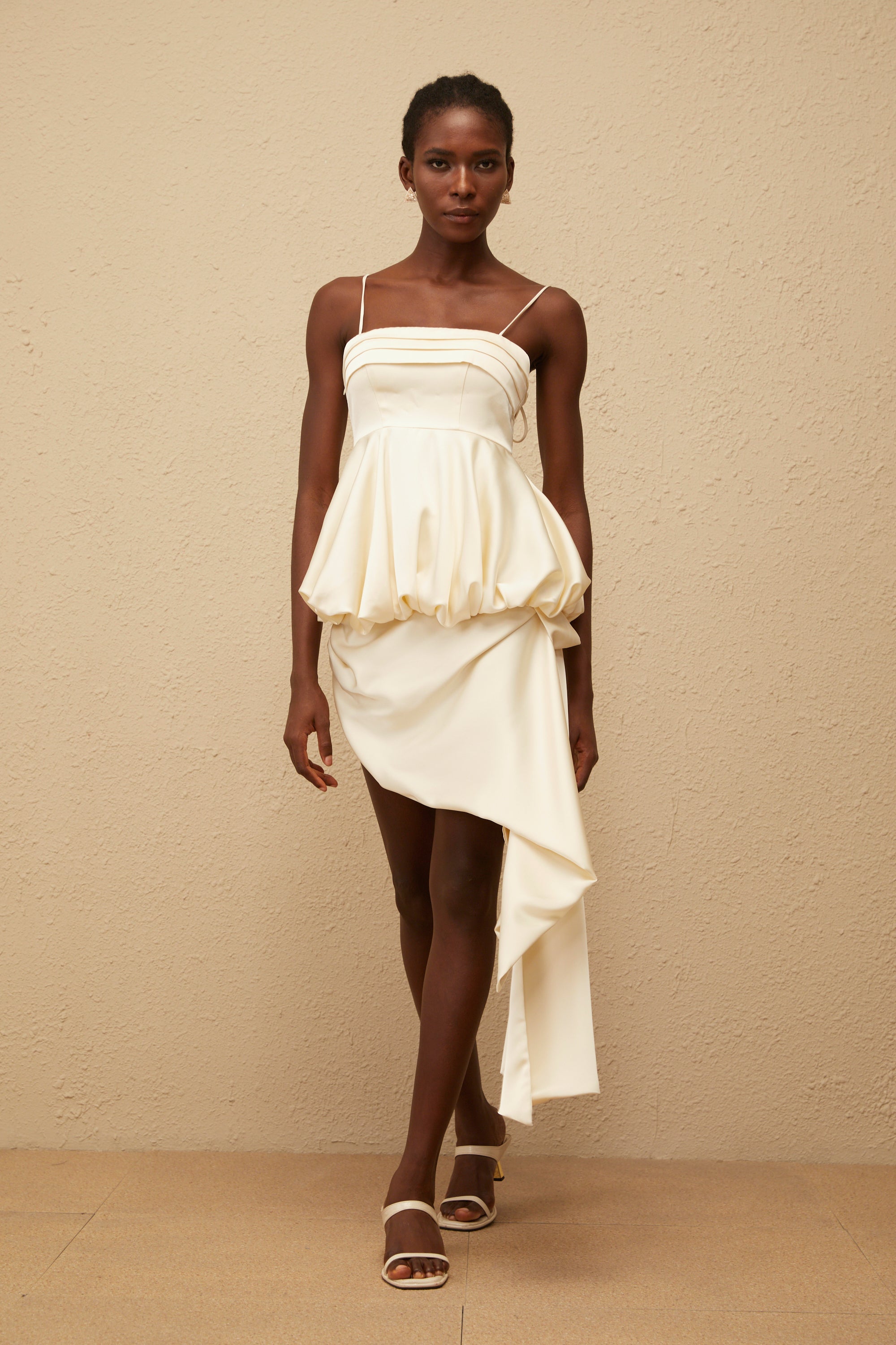 فستان قصير من الساتان غير المتماثل بلون أوبال المحايد