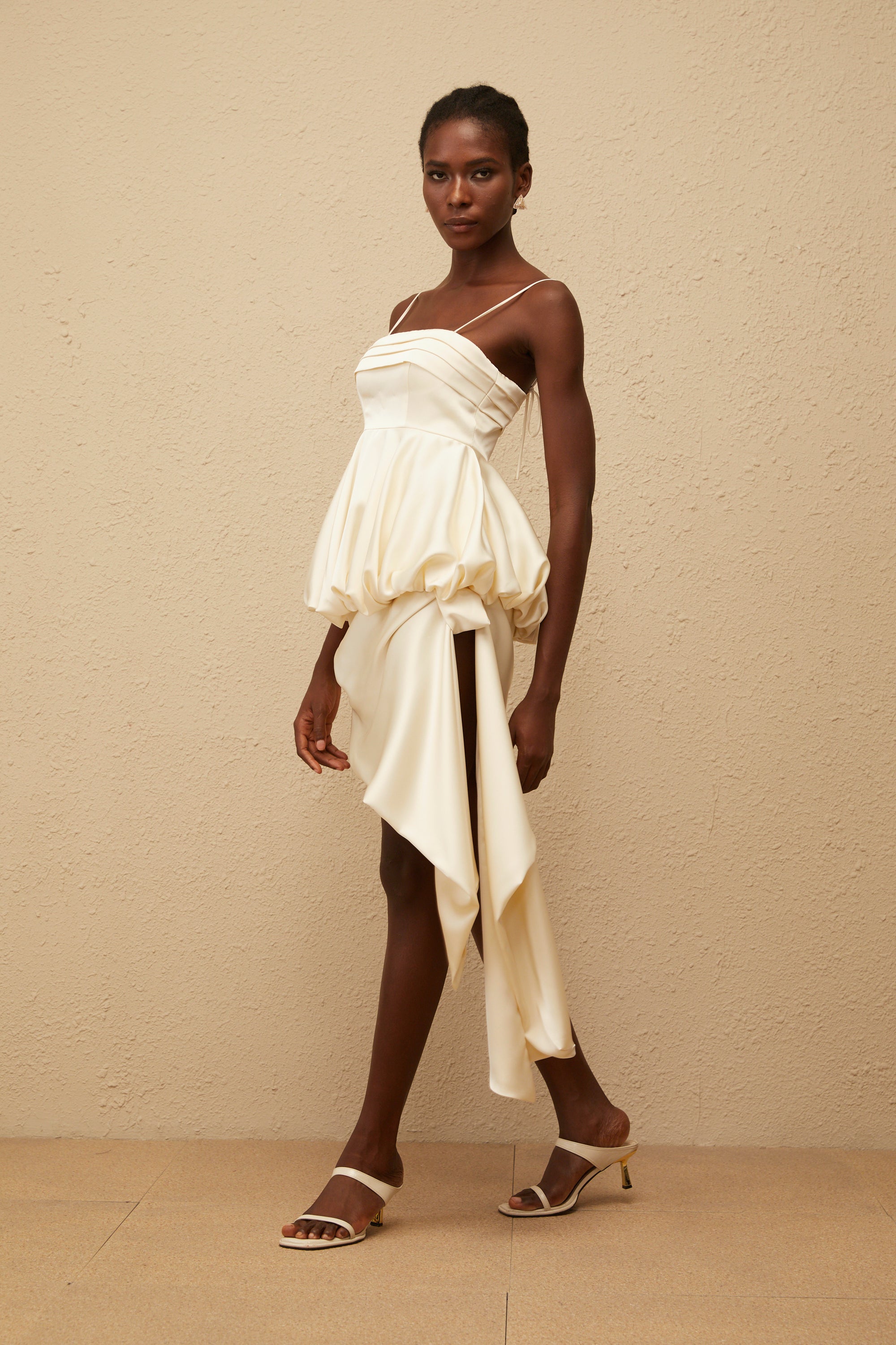 فستان قصير من الساتان غير المتماثل بلون أوبال المحايد