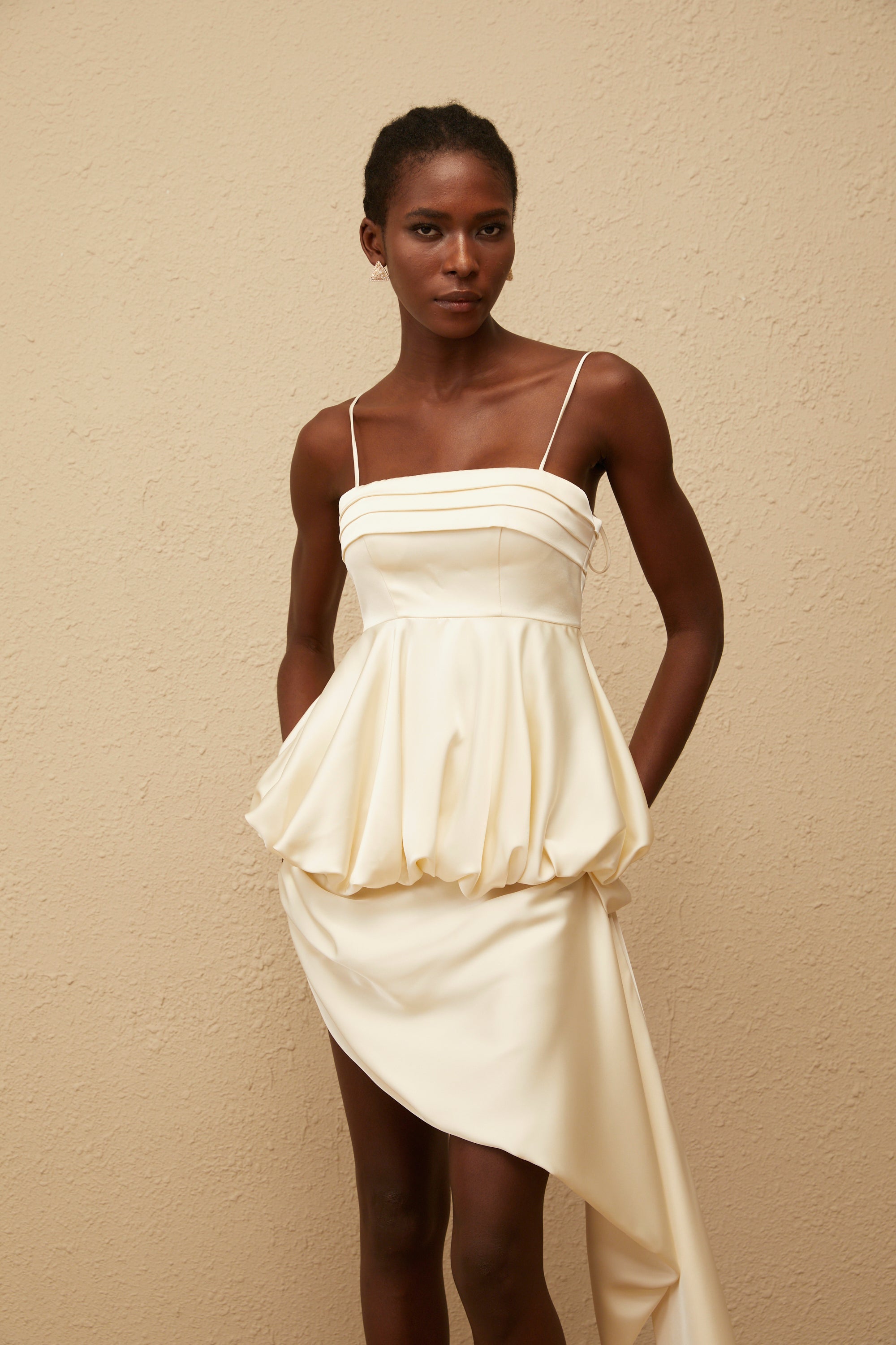 فستان قصير من الساتان غير المتماثل بلون أوبال المحايد