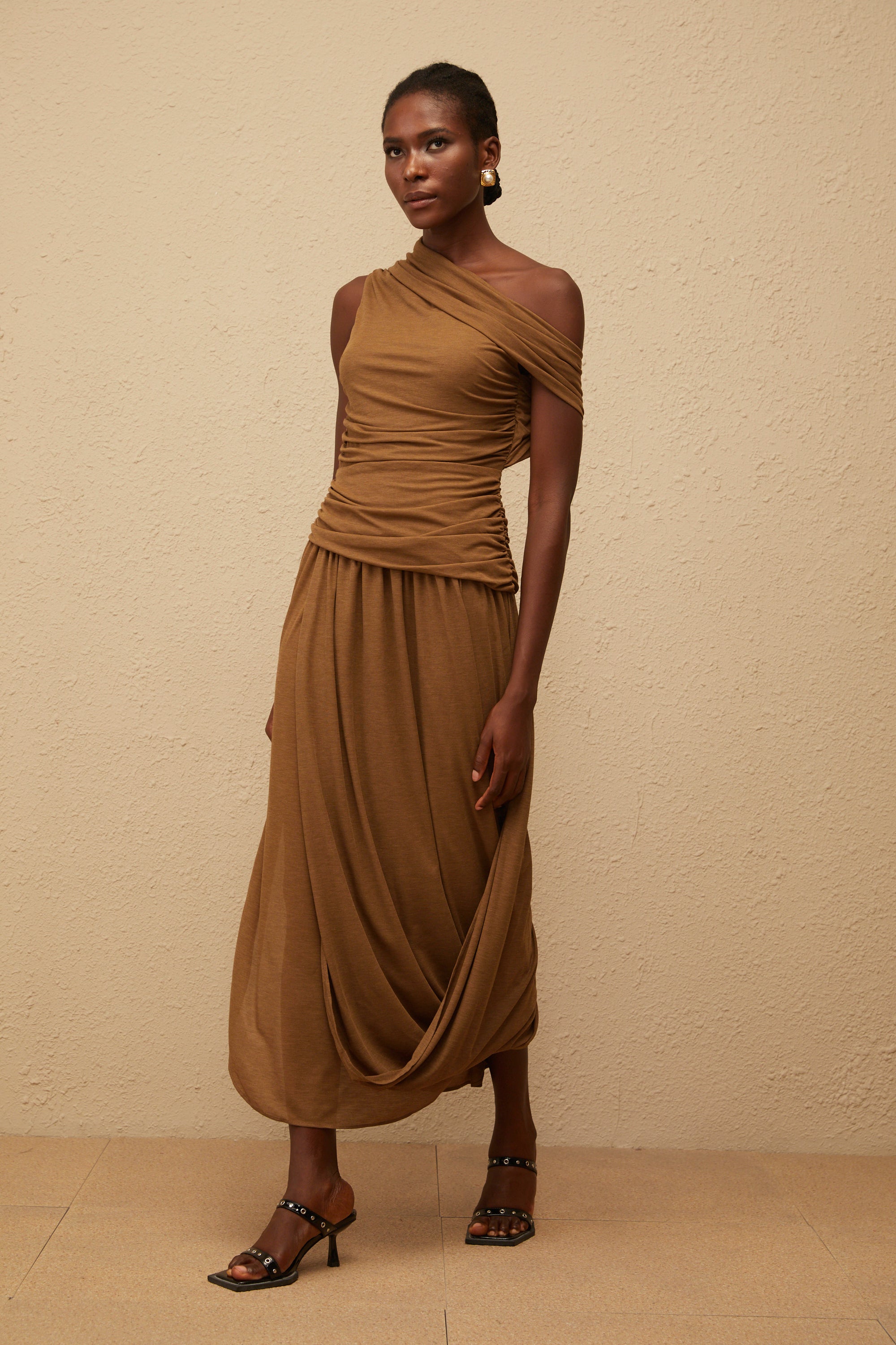 فستان كاتارينا البني ماكسي غير متماثل مع كشكشة