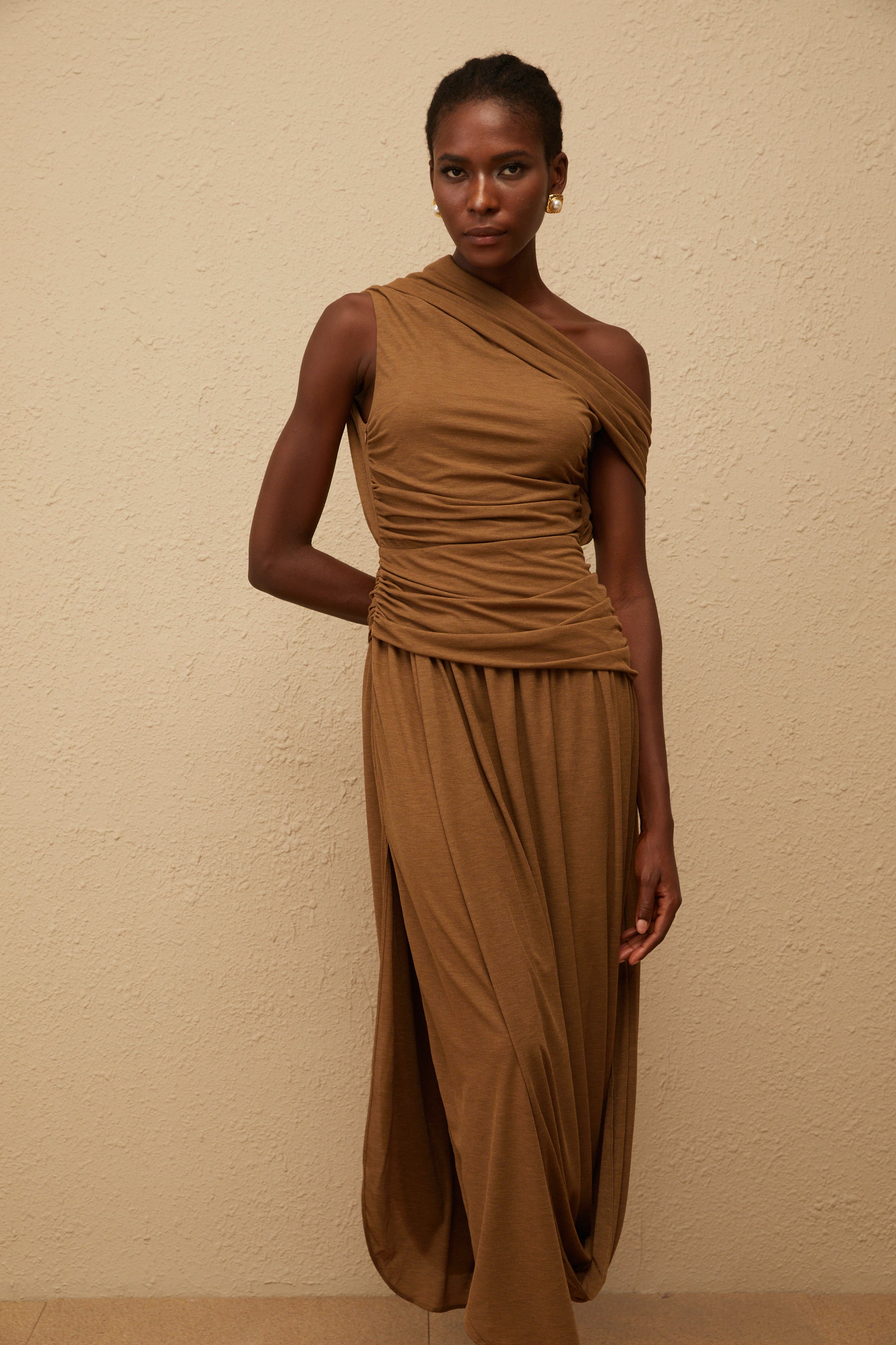 فستان كاتارينا البني ماكسي غير متماثل مع كشكشة