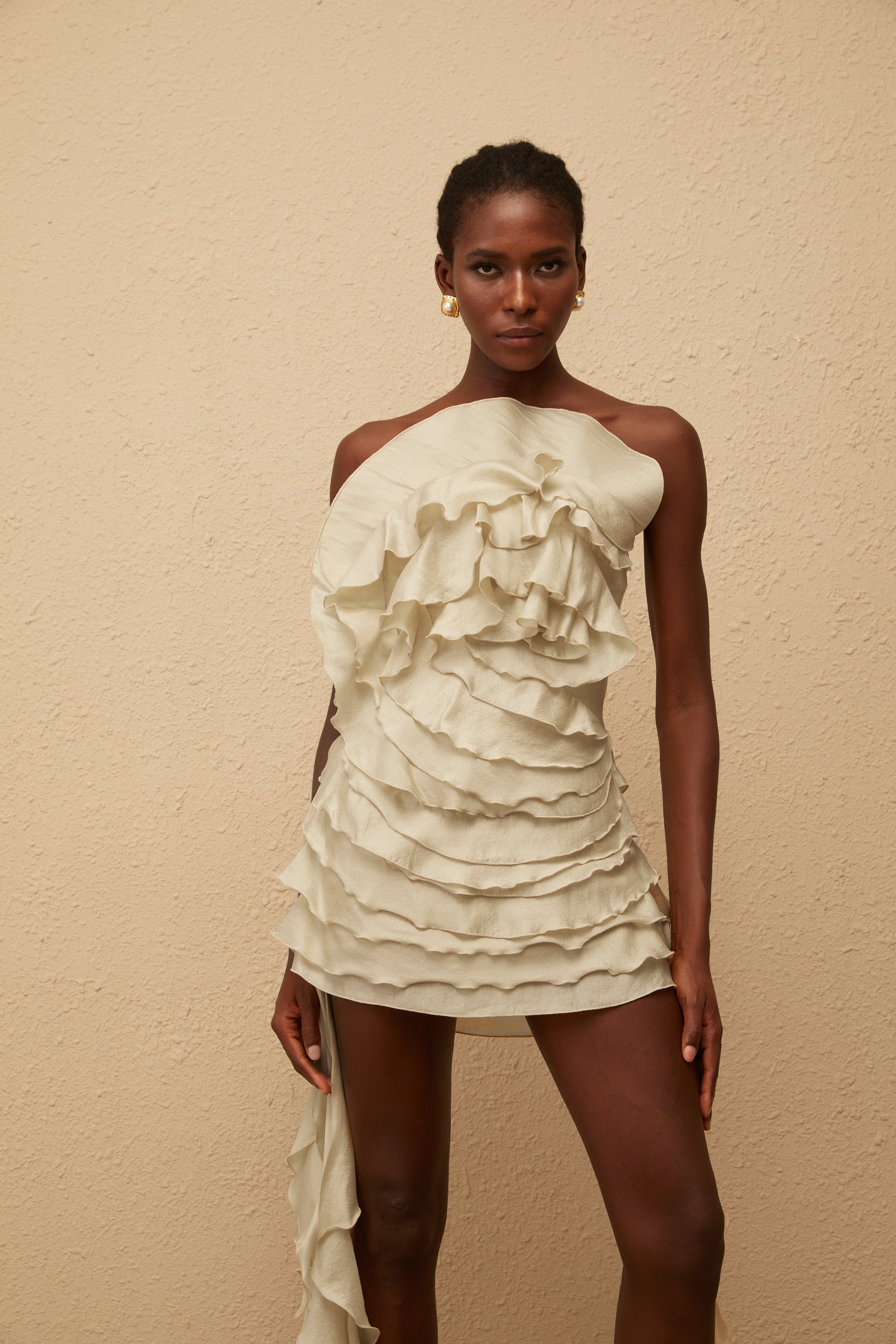 فستان آنيلي قصير مكشوف الكتفين ومكشكش، لون محايد