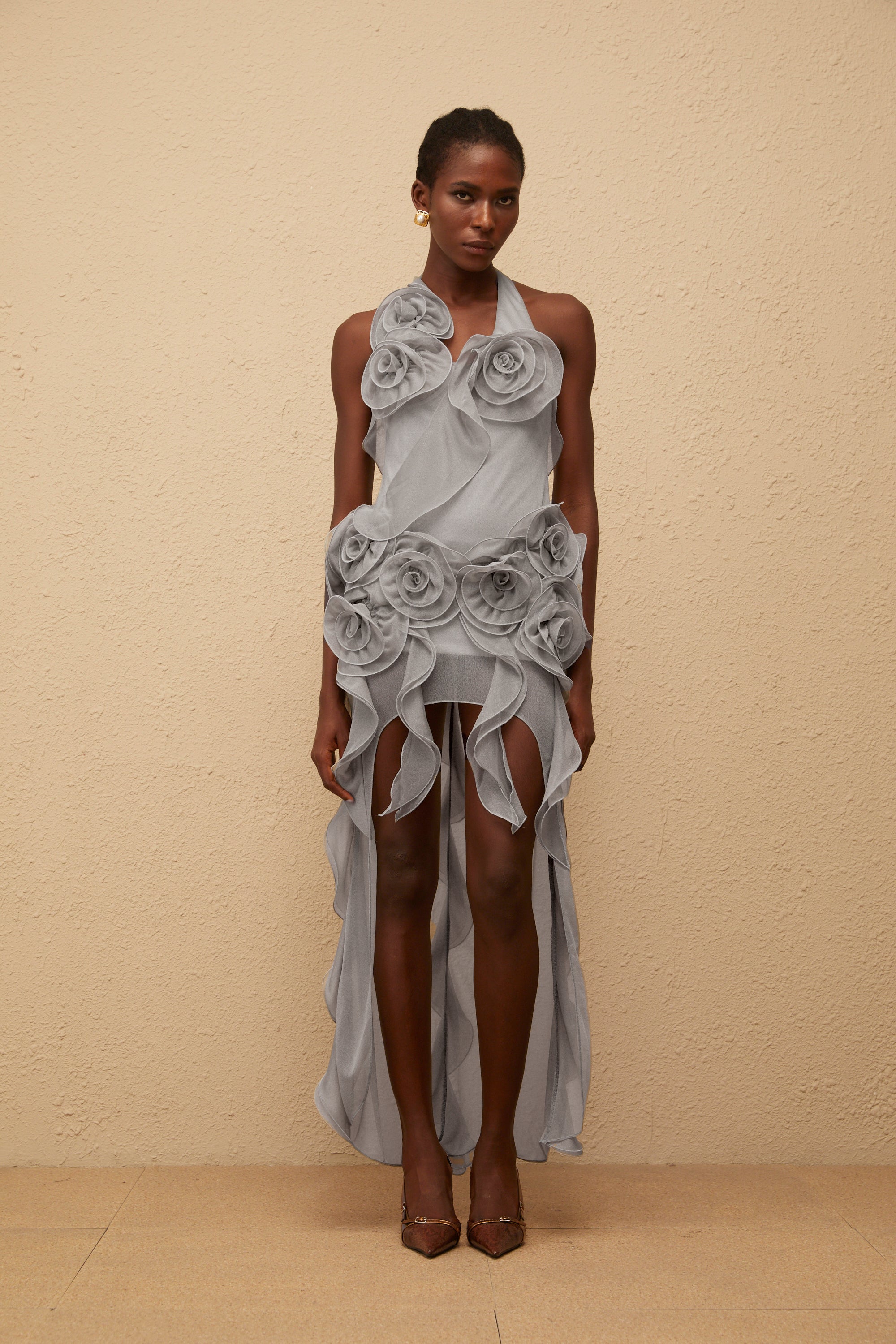 Hannabella – Graues, asymmetrisches Minikleid mit Rüschen und Blumenmuster