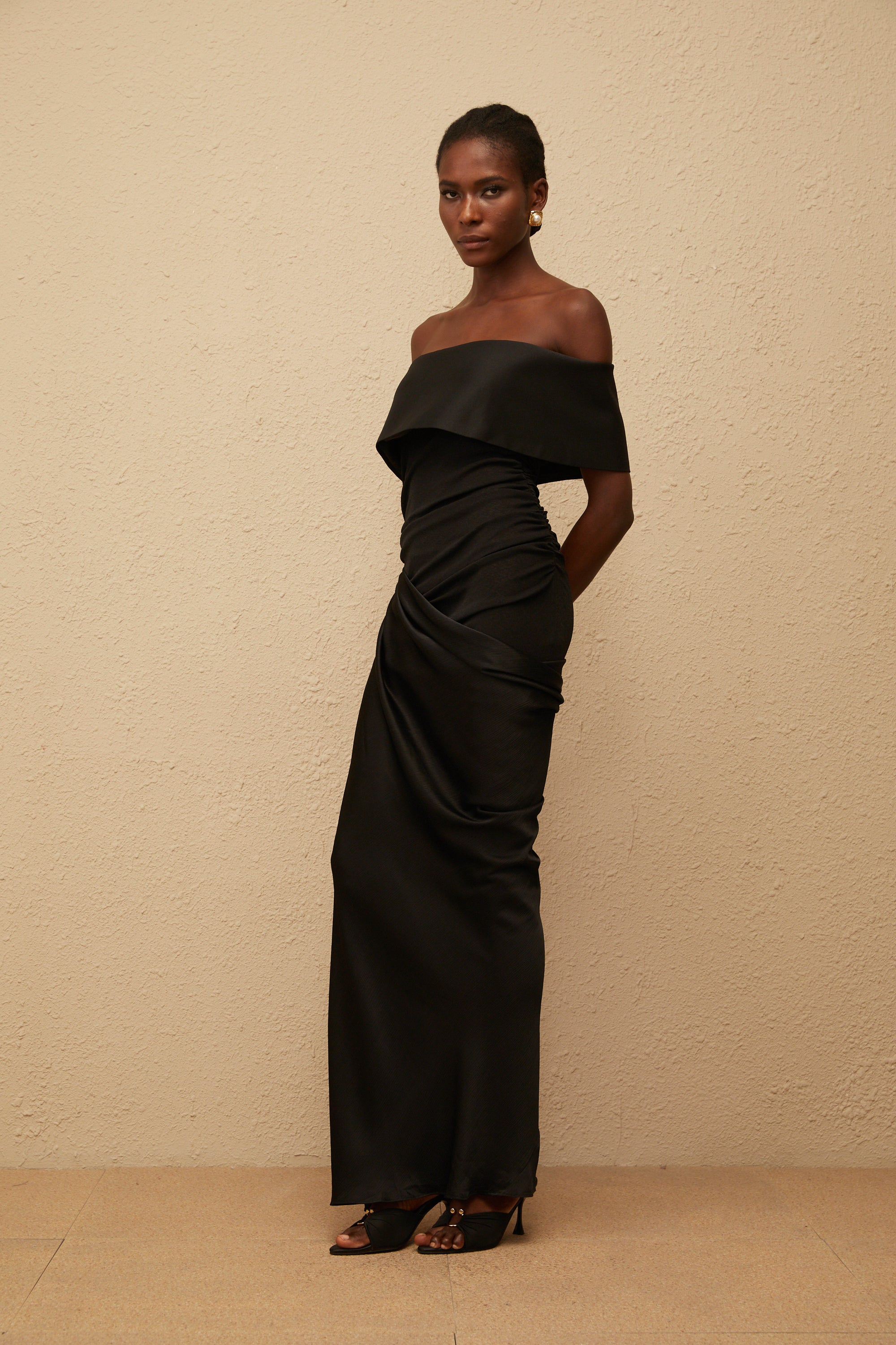 Éther Schwarzes schulterfreies Maxikleid aus Satin