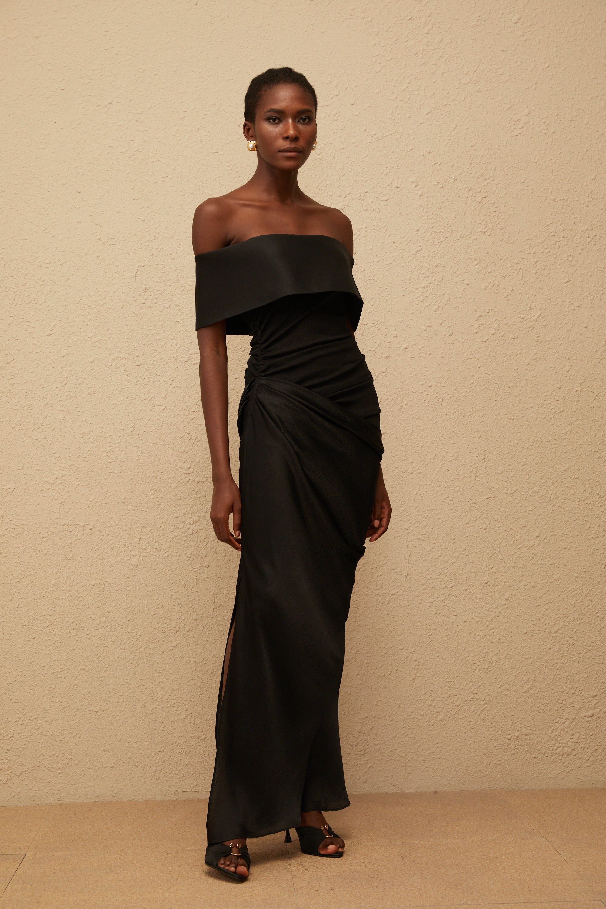 Éther Schwarzes schulterfreies Maxikleid aus Satin