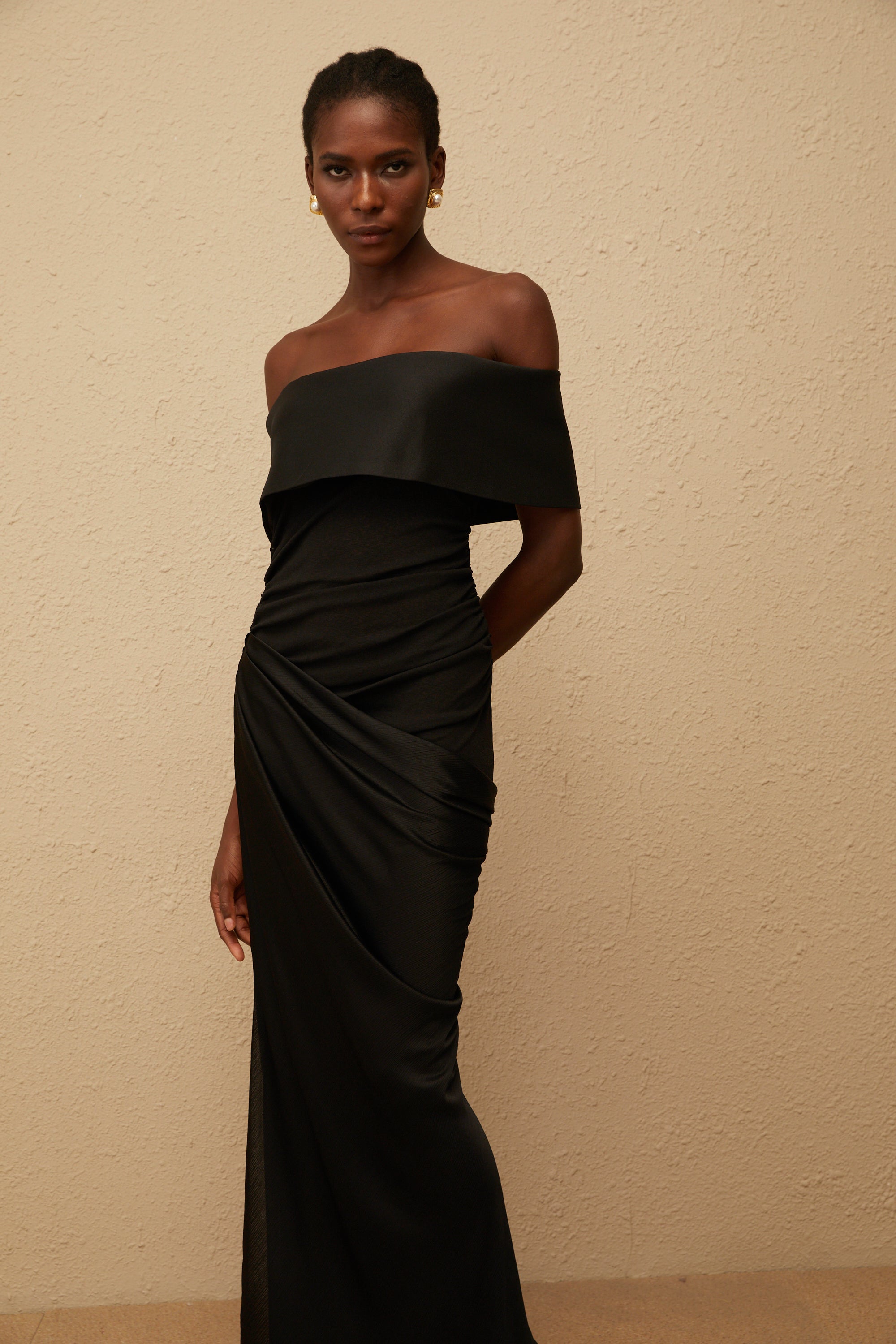 Éther Schwarzes schulterfreies Maxikleid aus Satin