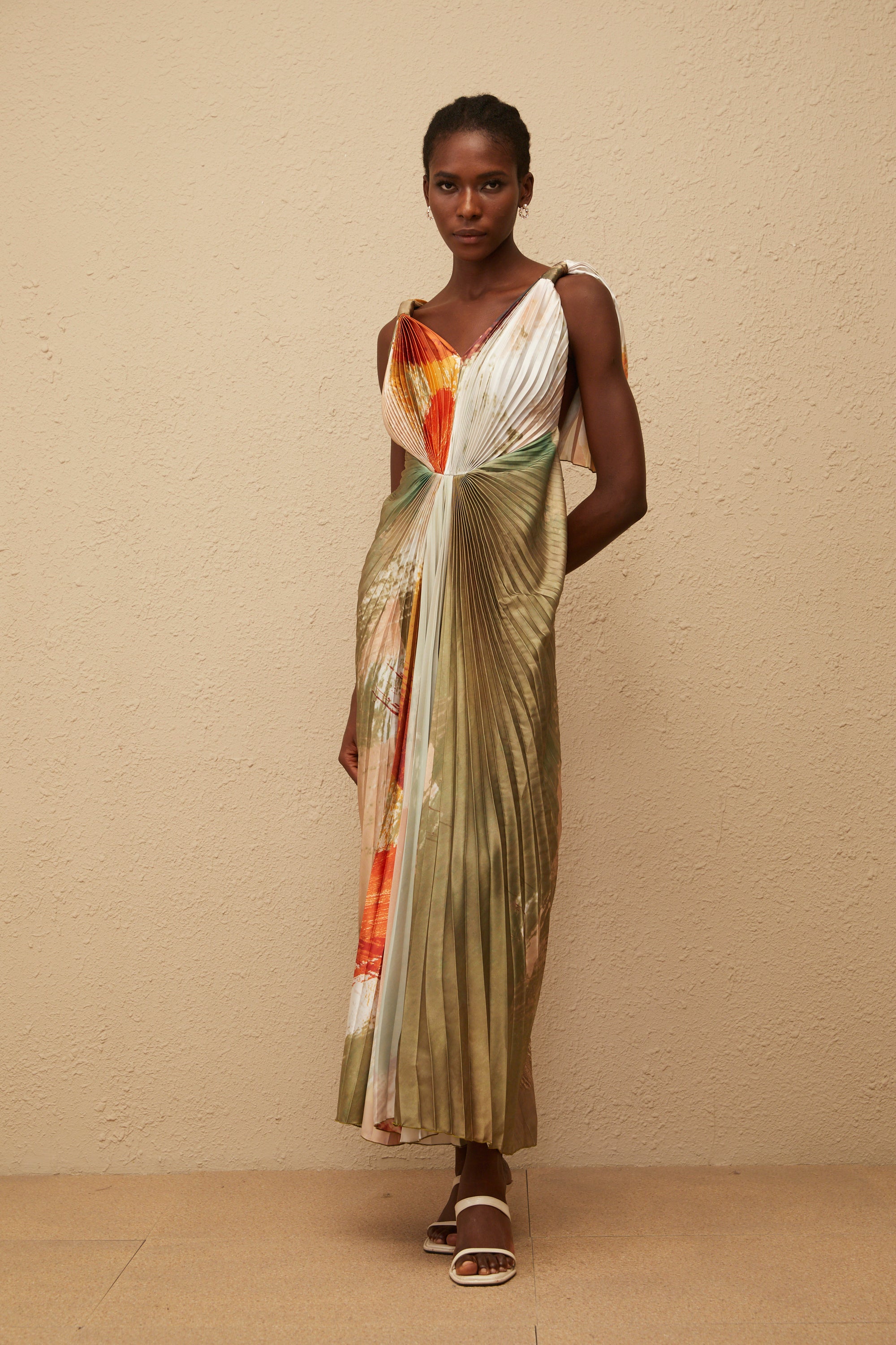 Giulia – Grünes Maxikleid aus Satin mit verschmiertem Graffiti