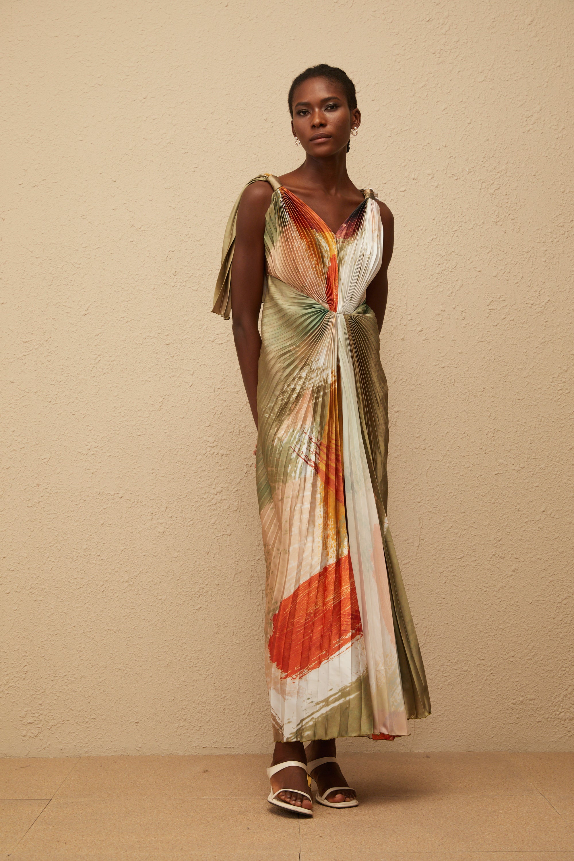 Giulia – Grünes Maxikleid aus Satin mit verschmiertem Graffiti