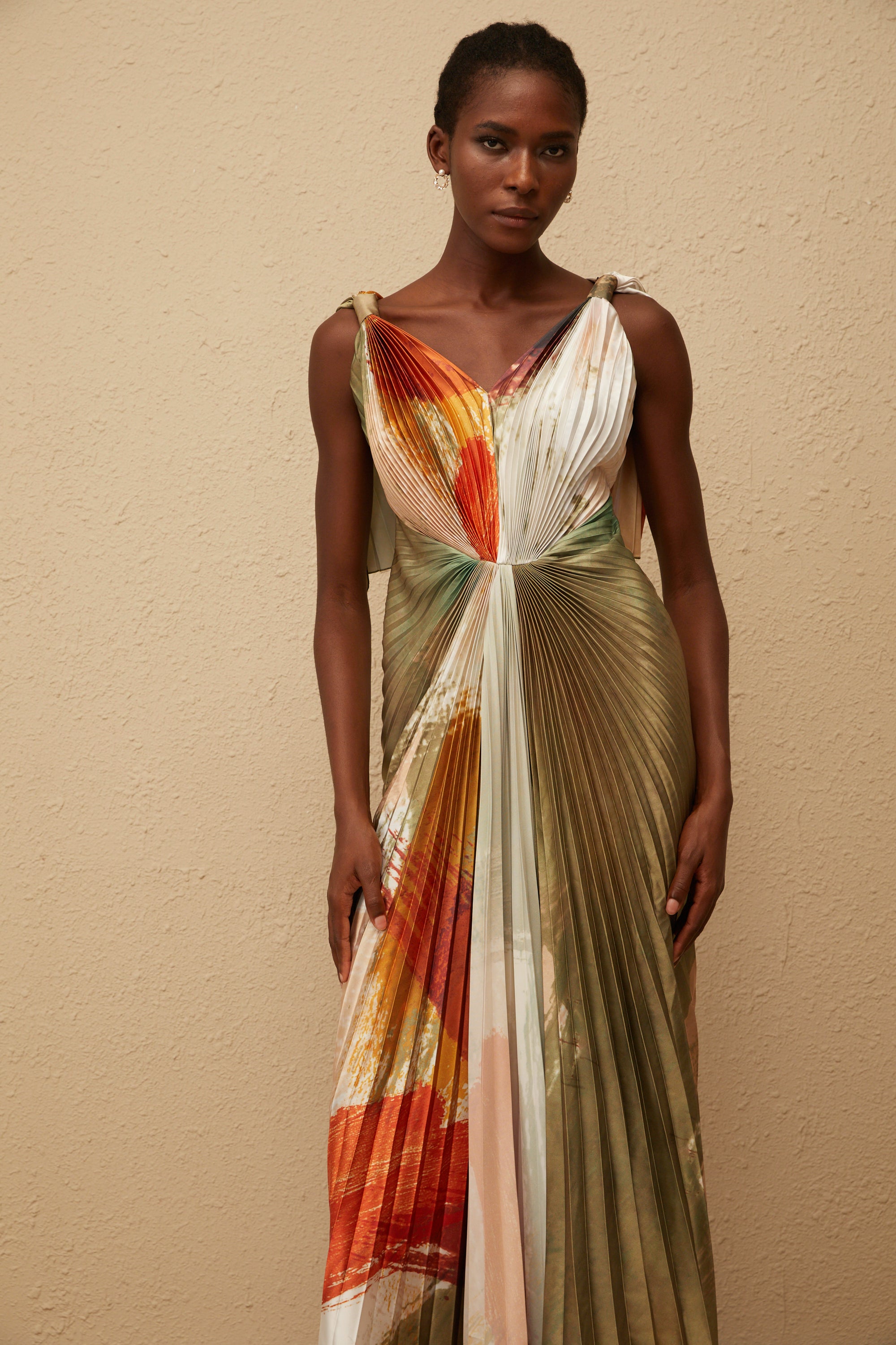 Giulia – Grünes Maxikleid aus Satin mit verschmiertem Graffiti