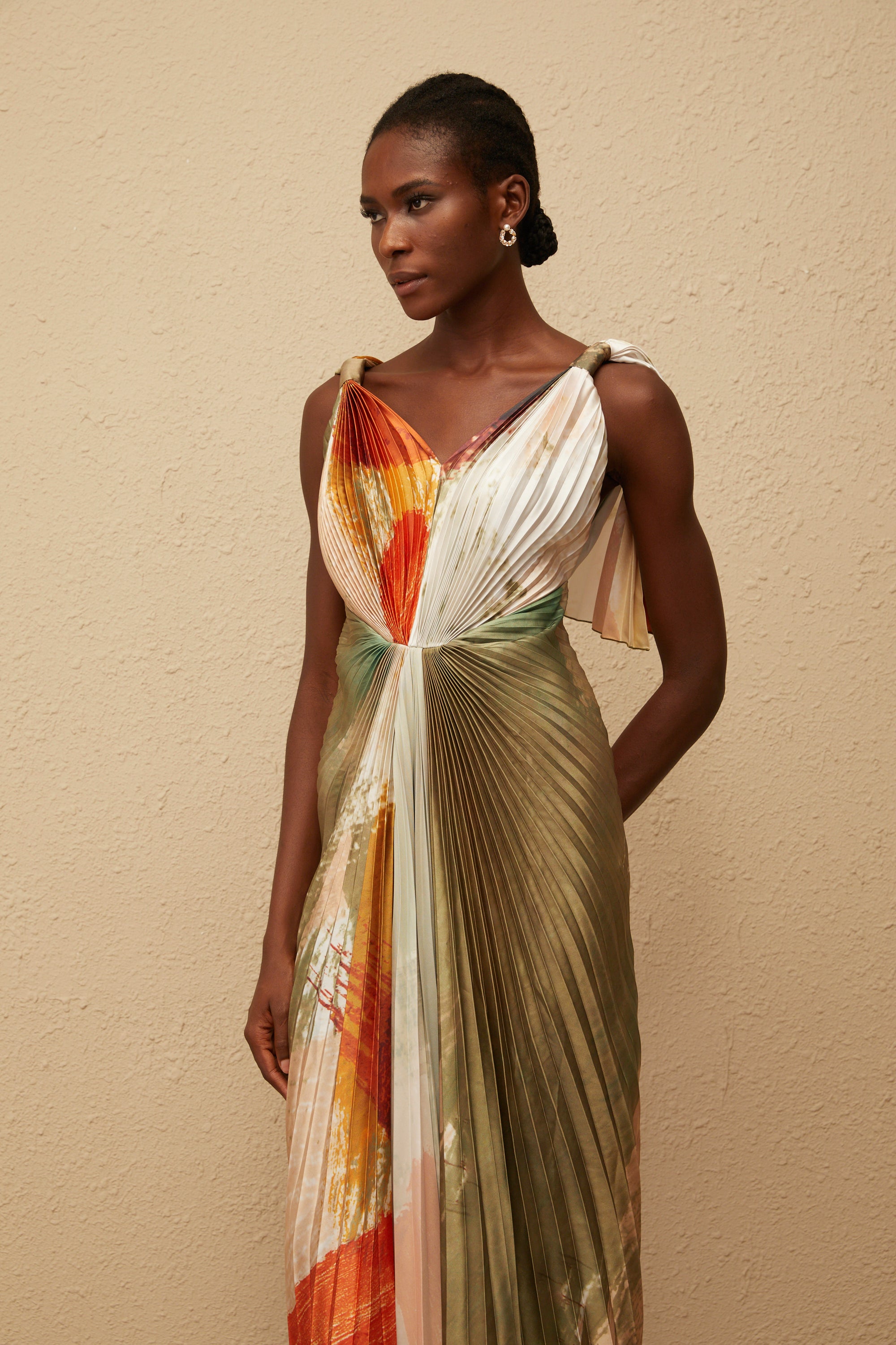 Giulia – Grünes Maxikleid aus Satin mit verschmiertem Graffiti