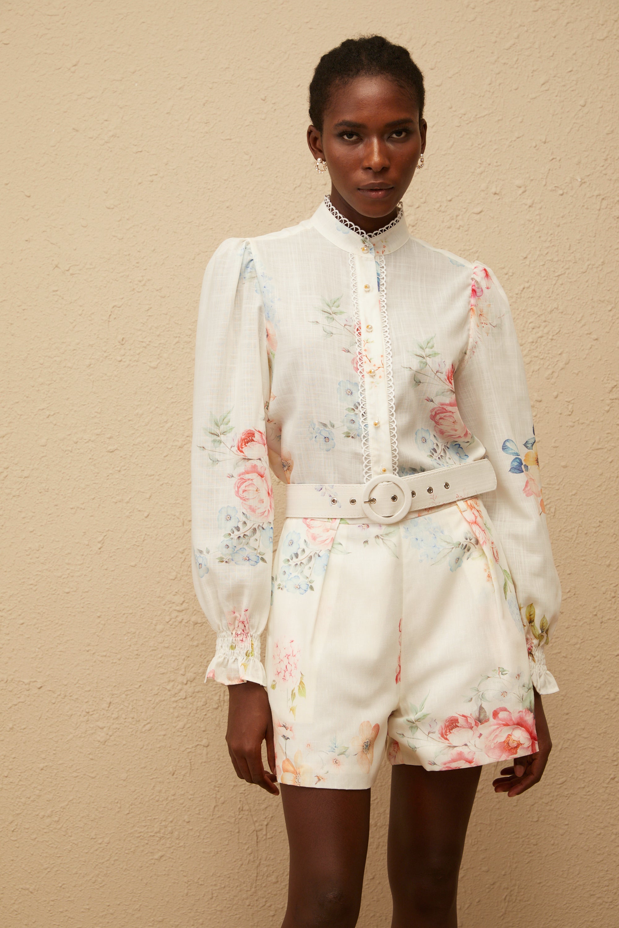 طقم قميص وشورت بطبعة زهور باللون الأبيض العنبر