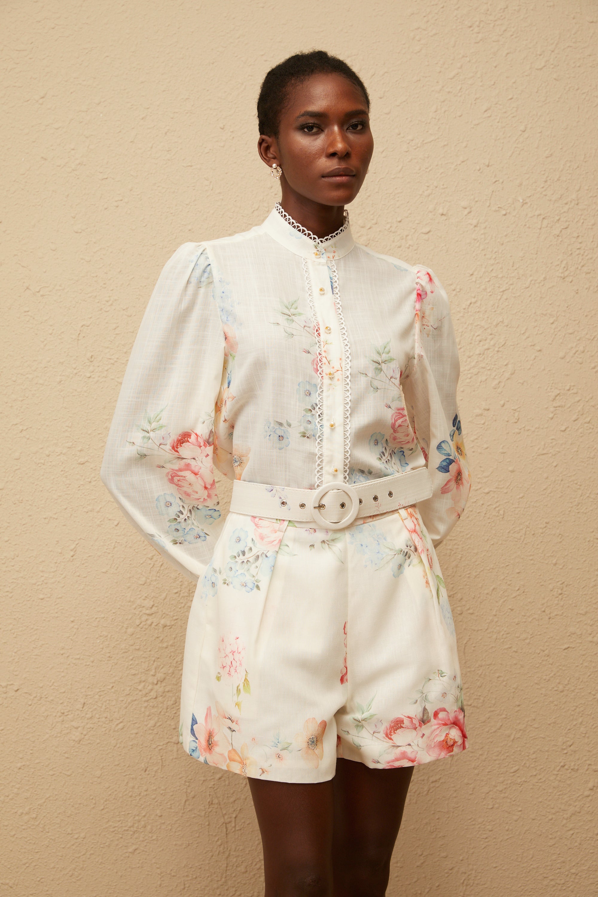 طقم قميص وشورت بطبعة زهور باللون الأبيض العنبر