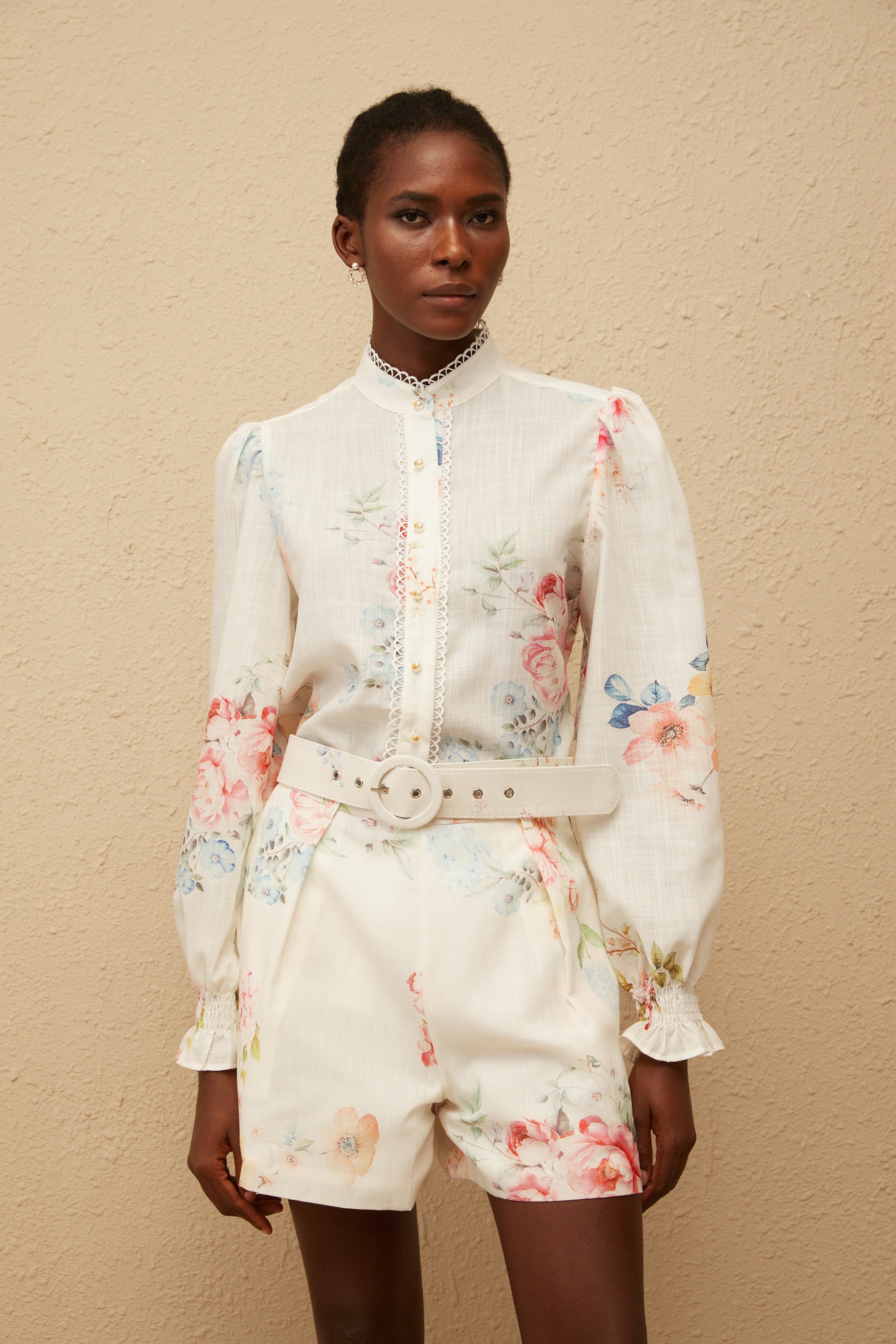 طقم قميص وشورت بطبعة زهور باللون الأبيض العنبر