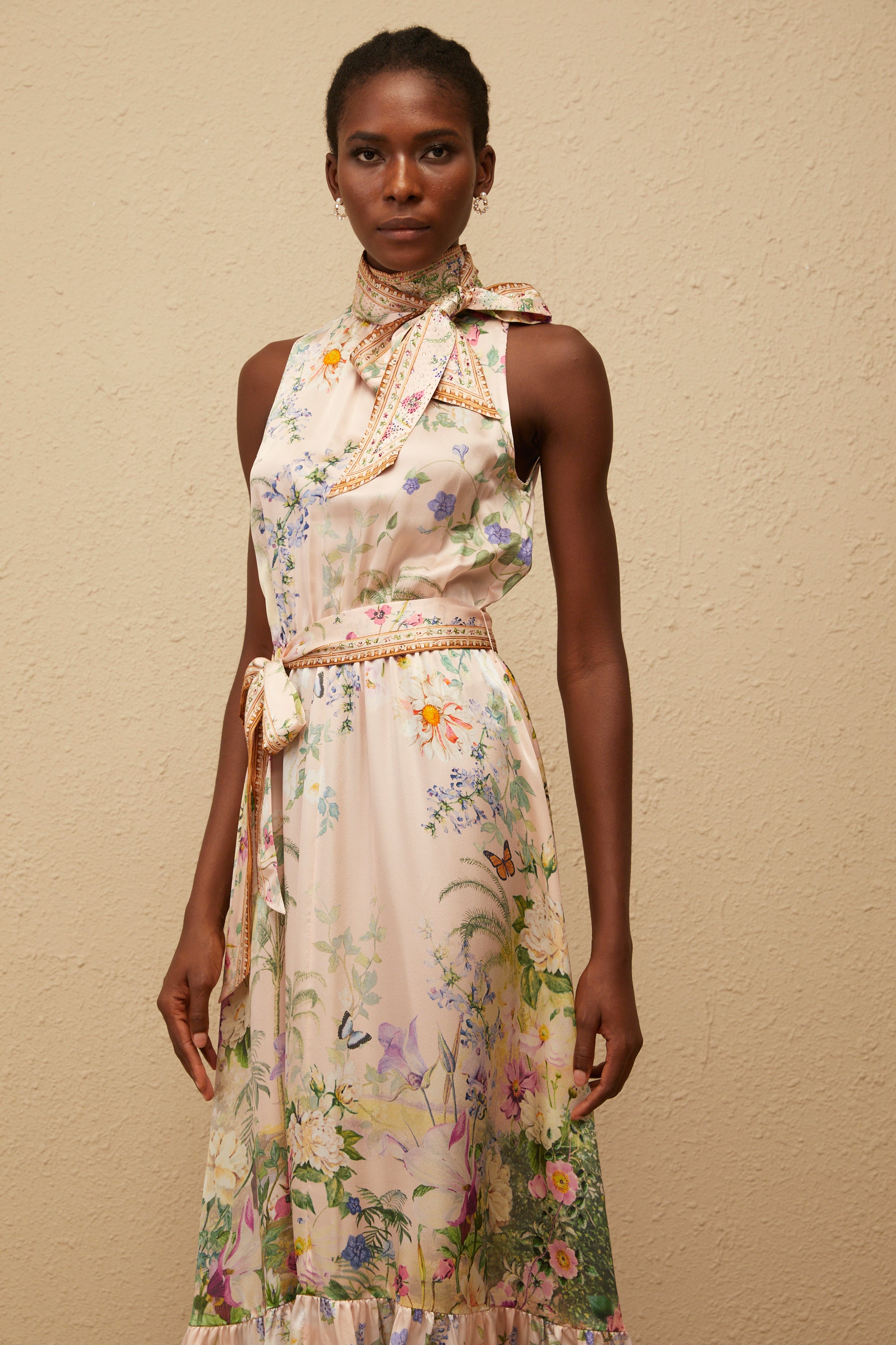 Madeleine – Neutrales Maxikleid aus Satin mit Blumendruck