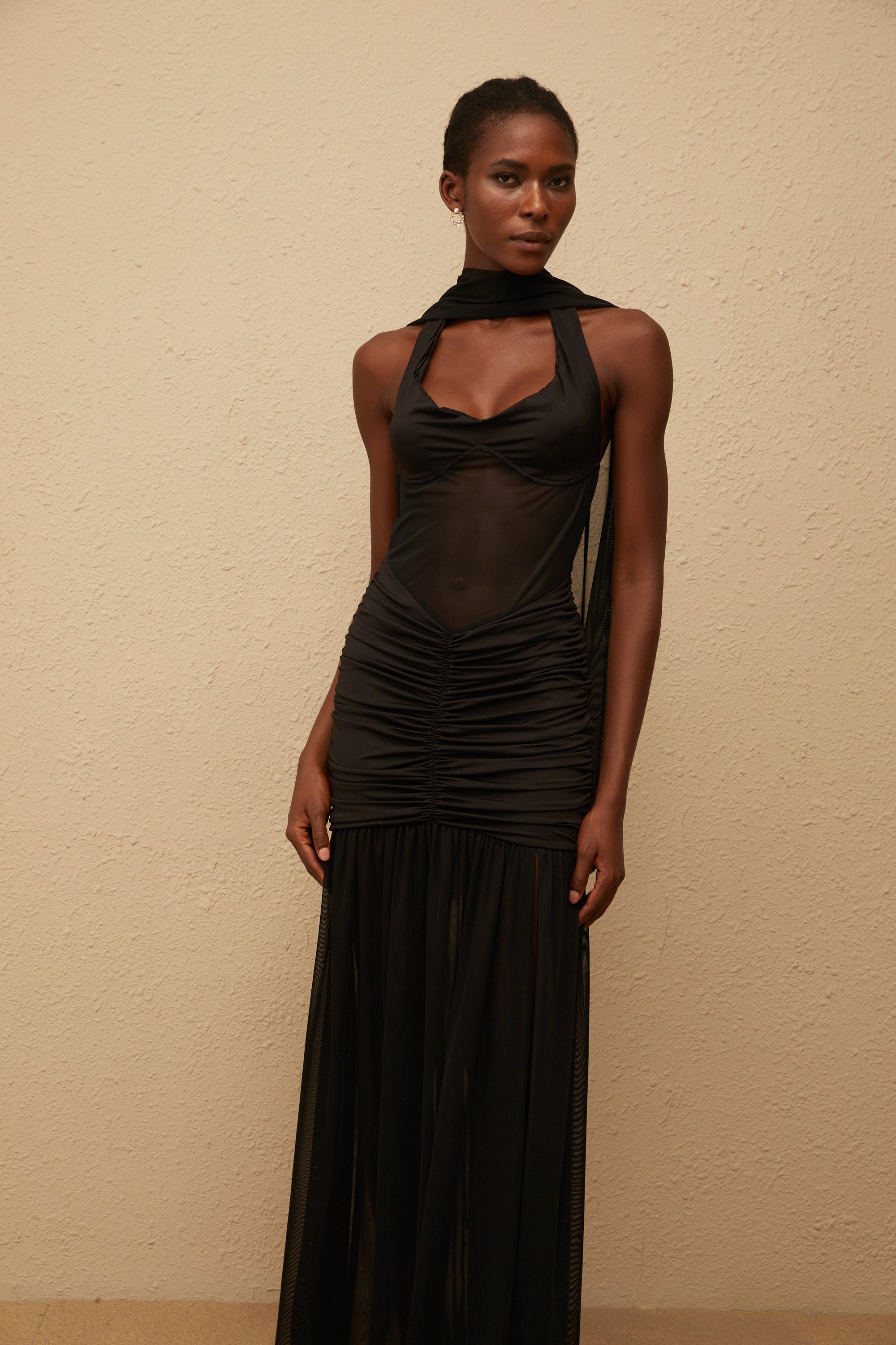 فستان ليانا ماكسي أسود من القماش الشبكي مع كشكشة