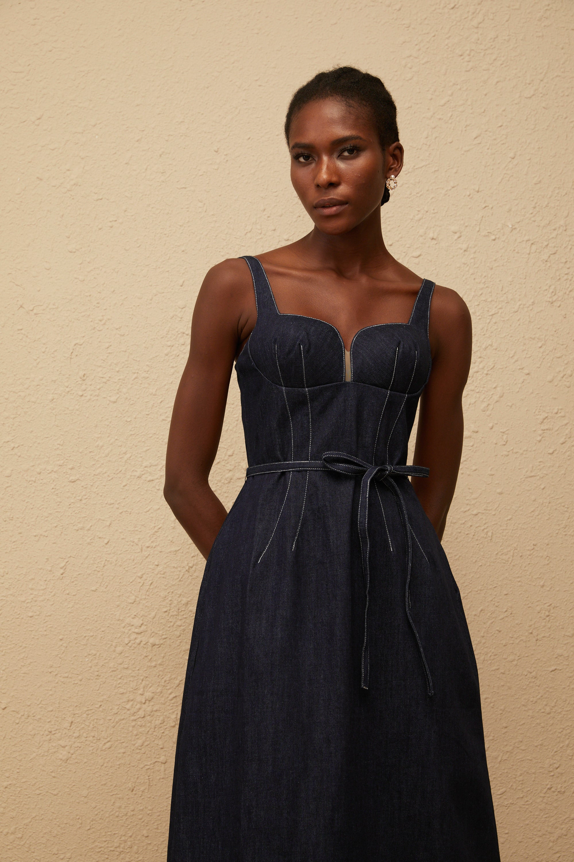 فستان Éclat أزرق نيلي متوسط ​​الطول من الدنيم