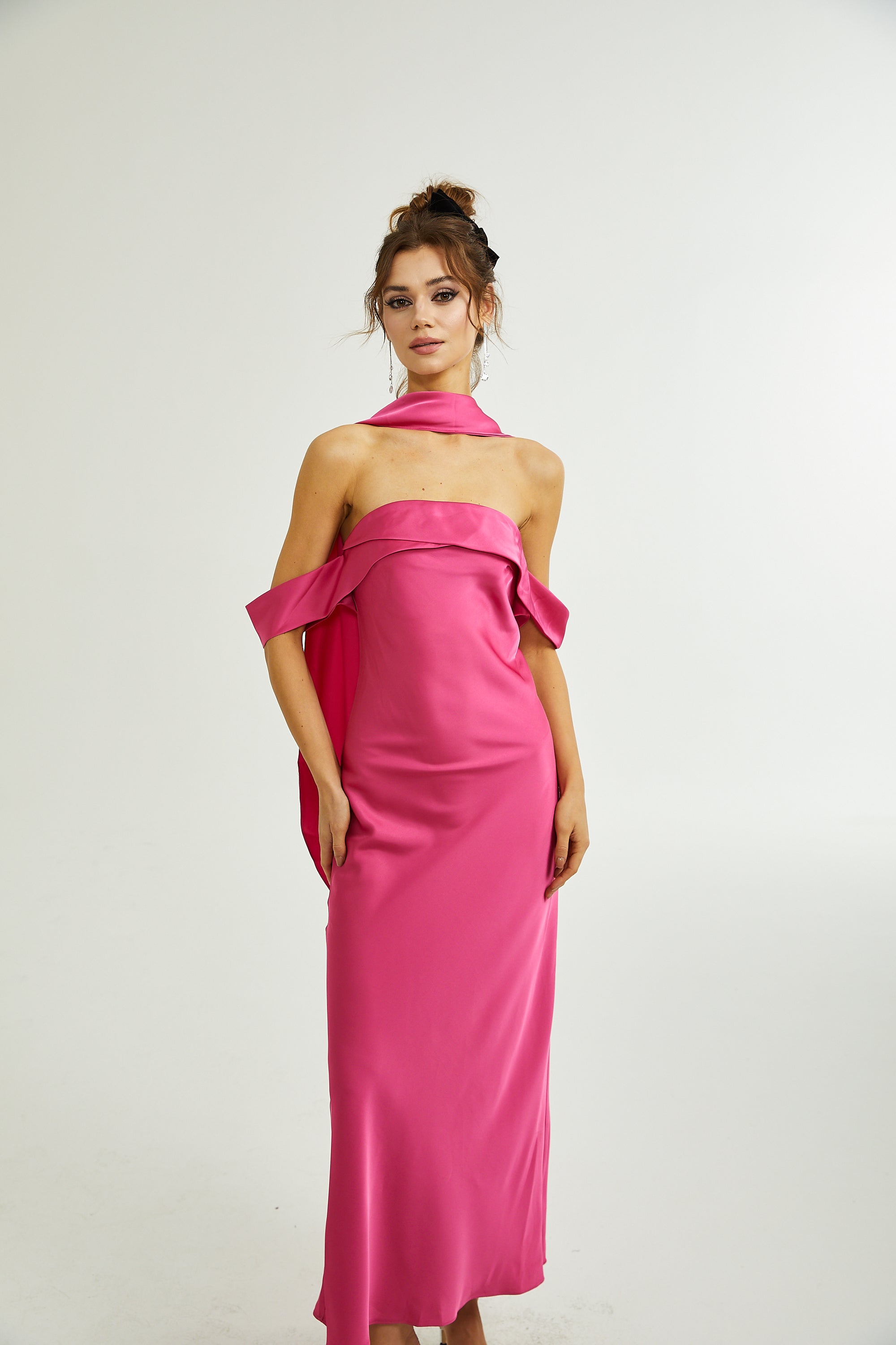 Yasmin schulterfreies Midikleid aus Satin 