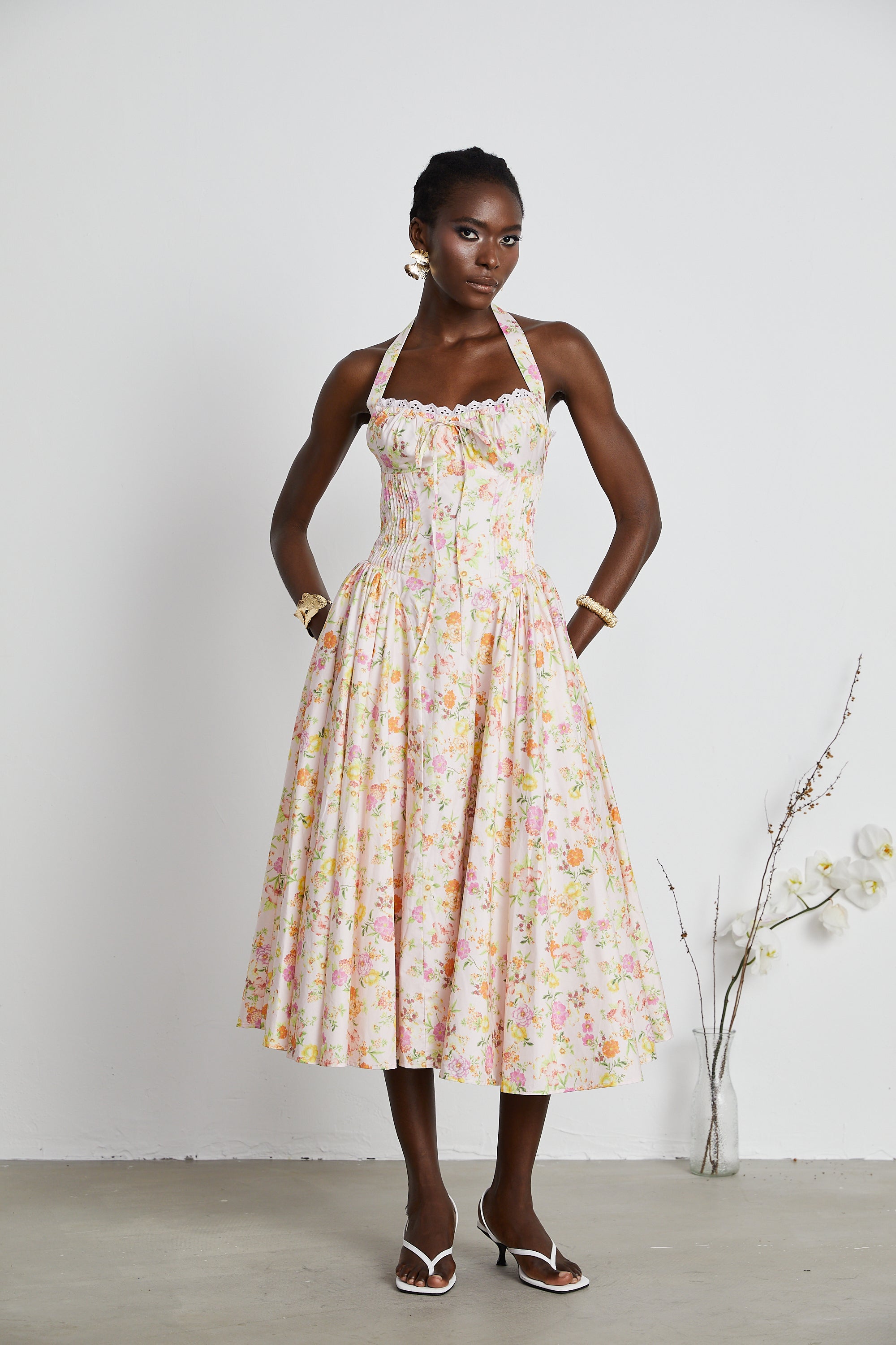 Abito midi Odette con stampa floreale e scollo all'americana 