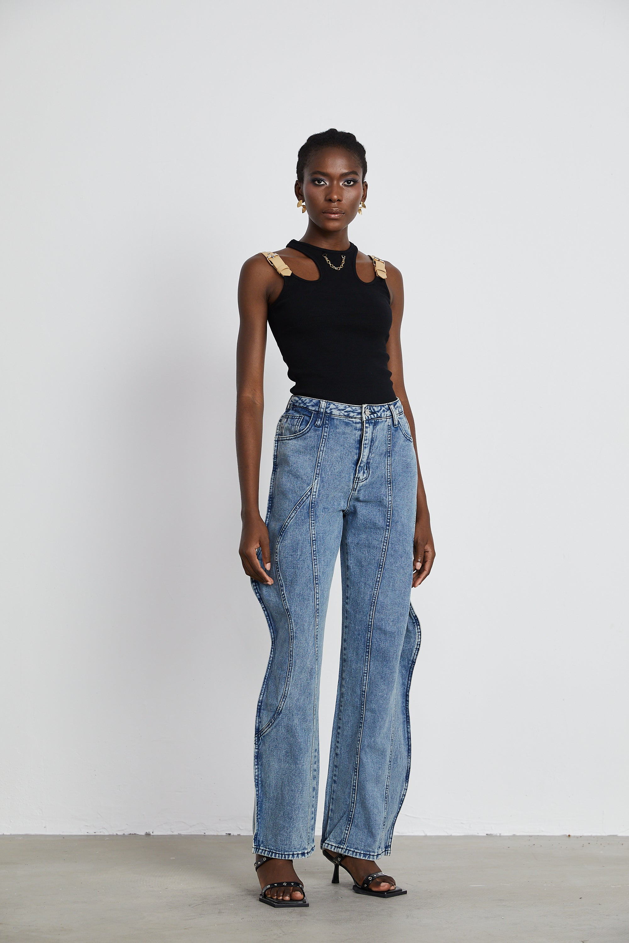 Asymmetrische Jeans mit weitem Bein von Brigitte 