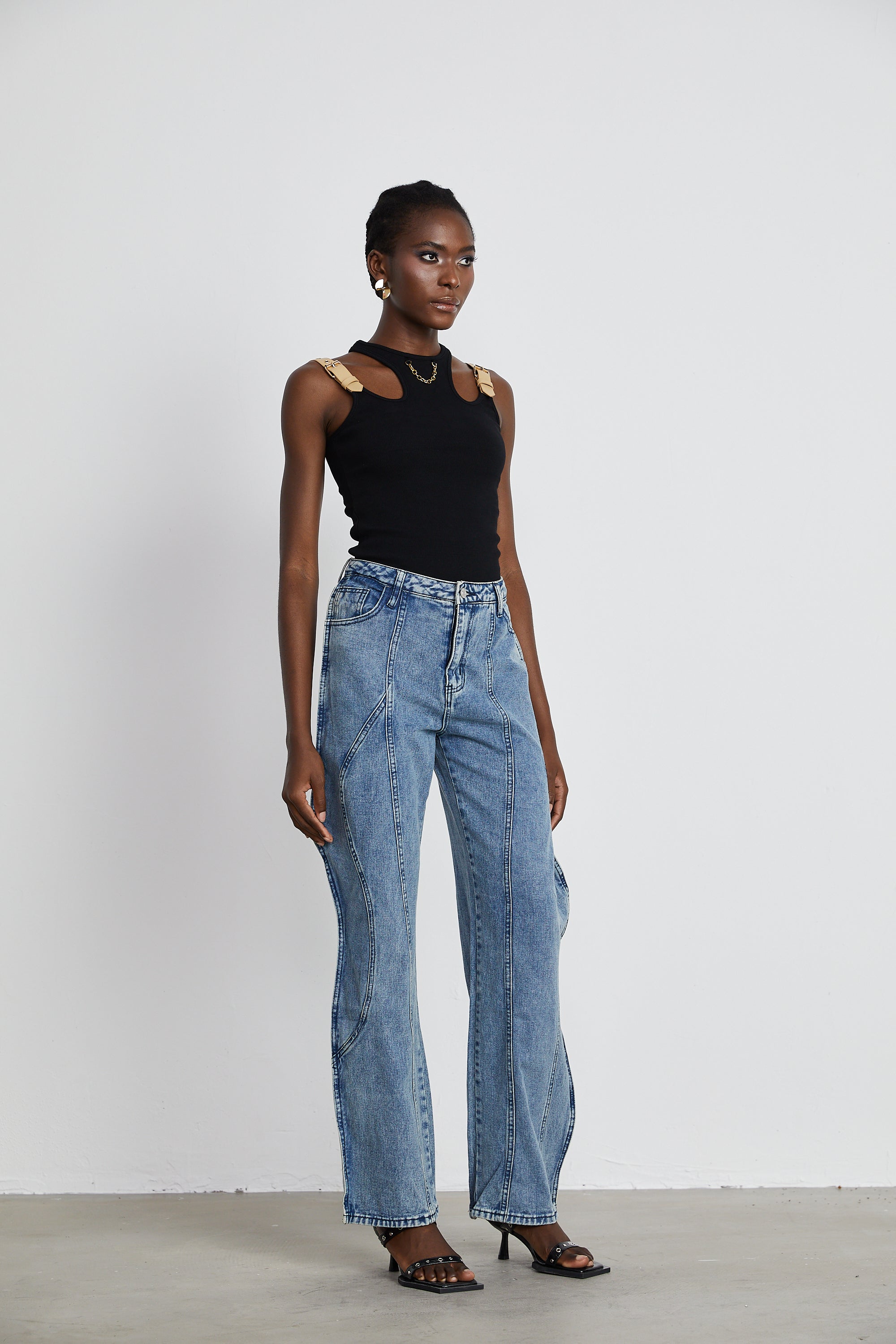 Asymmetrische Jeans mit weitem Bein von Brigitte 