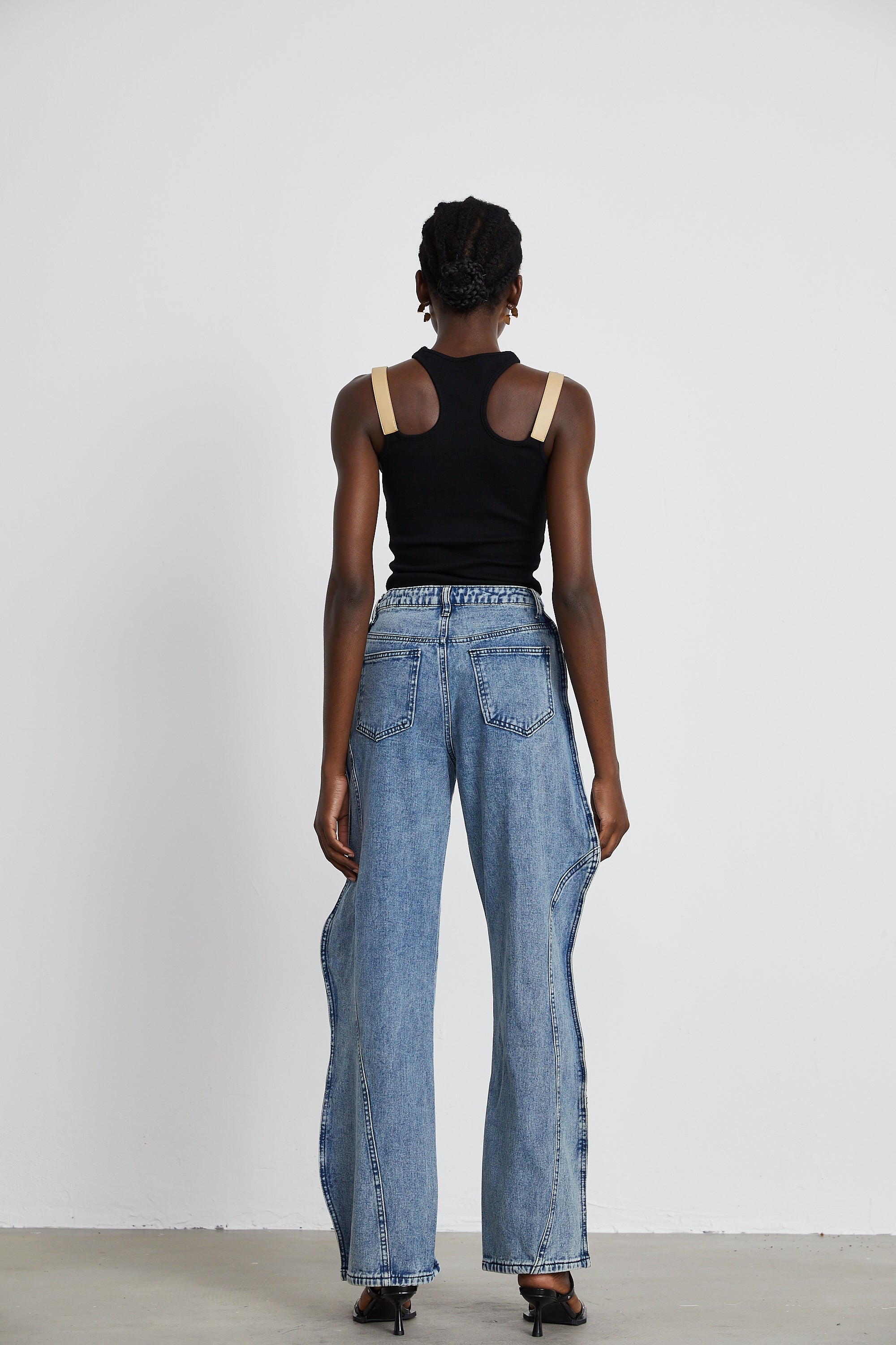 Asymmetrische Jeans mit weitem Bein von Brigitte 