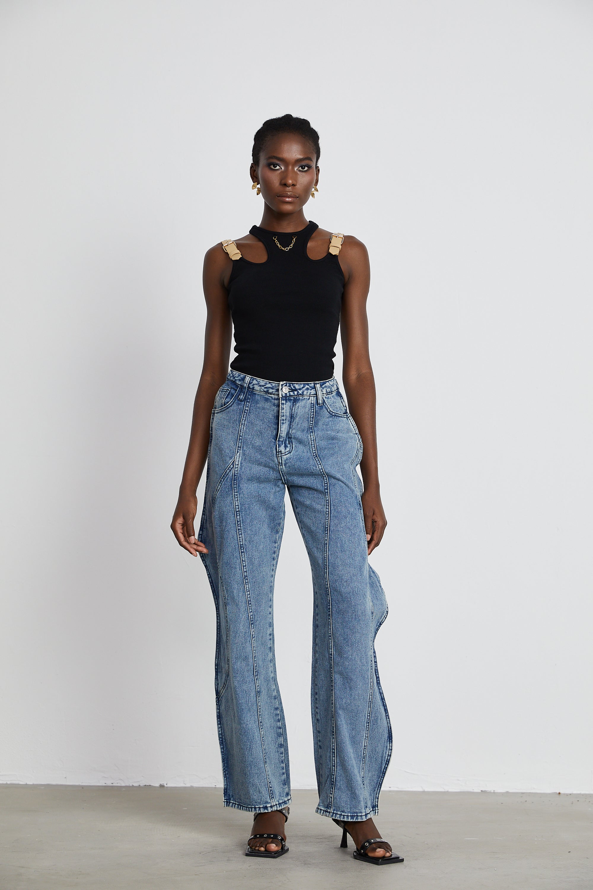 Asymmetrische Jeans mit weitem Bein von Brigitte 