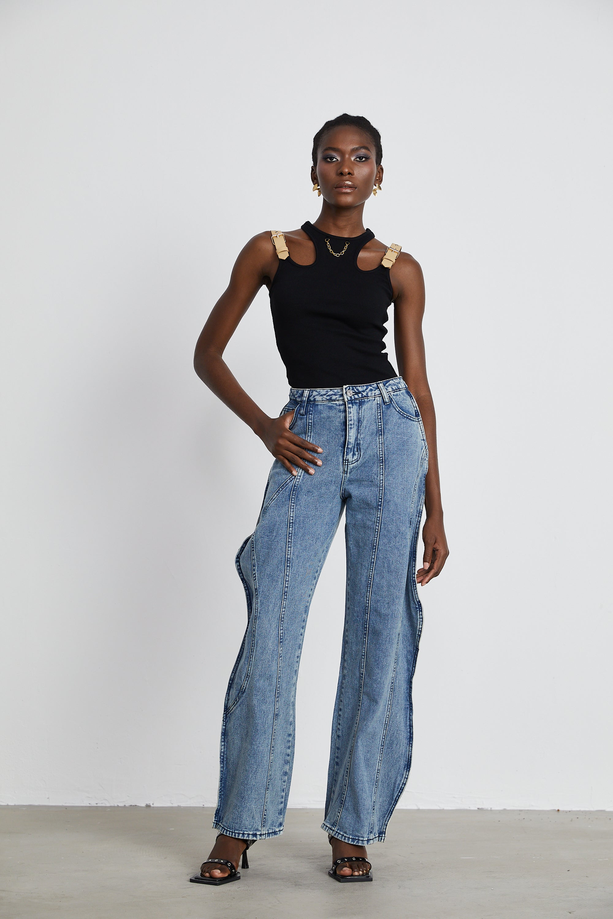 Asymmetrische Jeans mit weitem Bein von Brigitte 