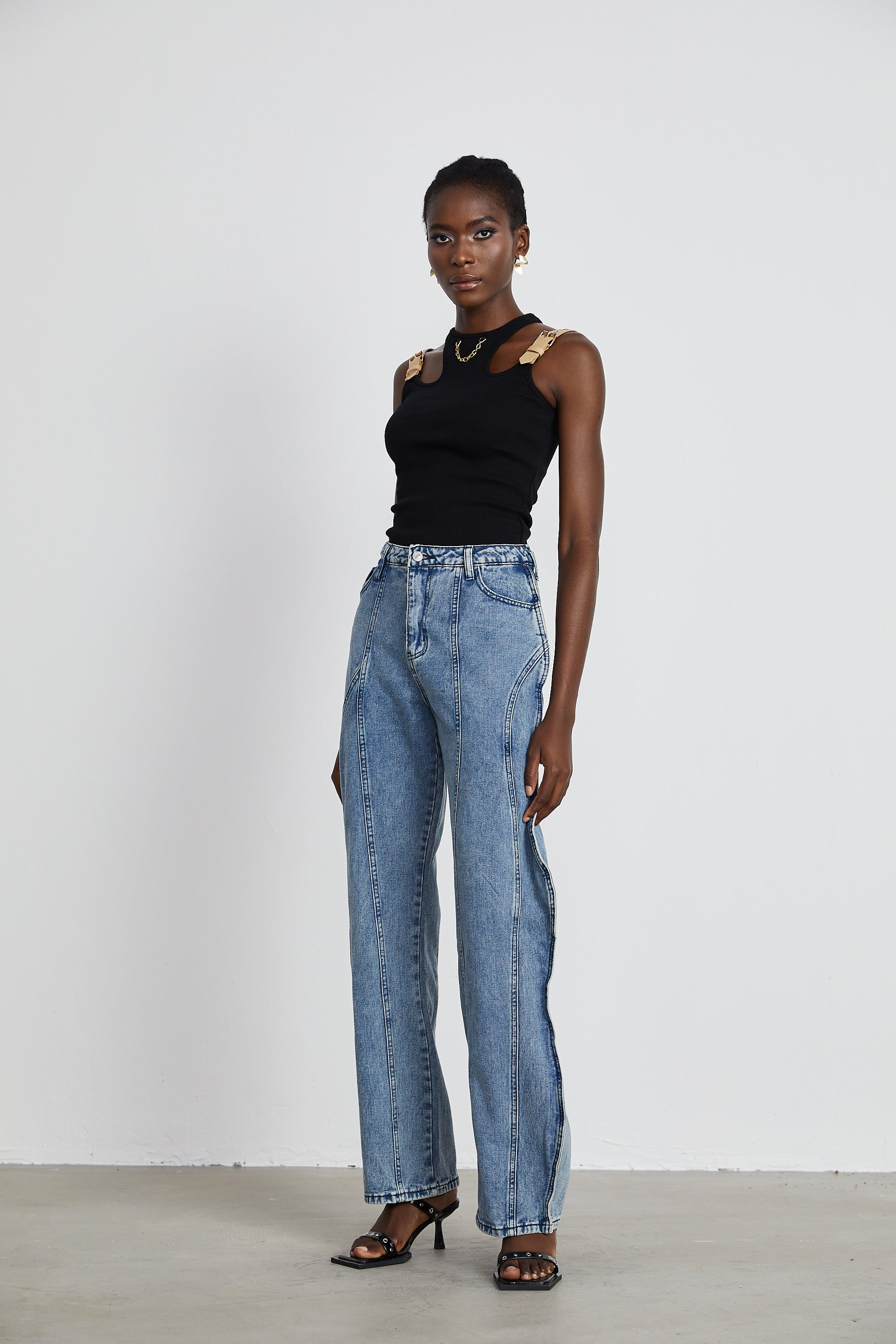 Asymmetrische Jeans mit weitem Bein von Brigitte 