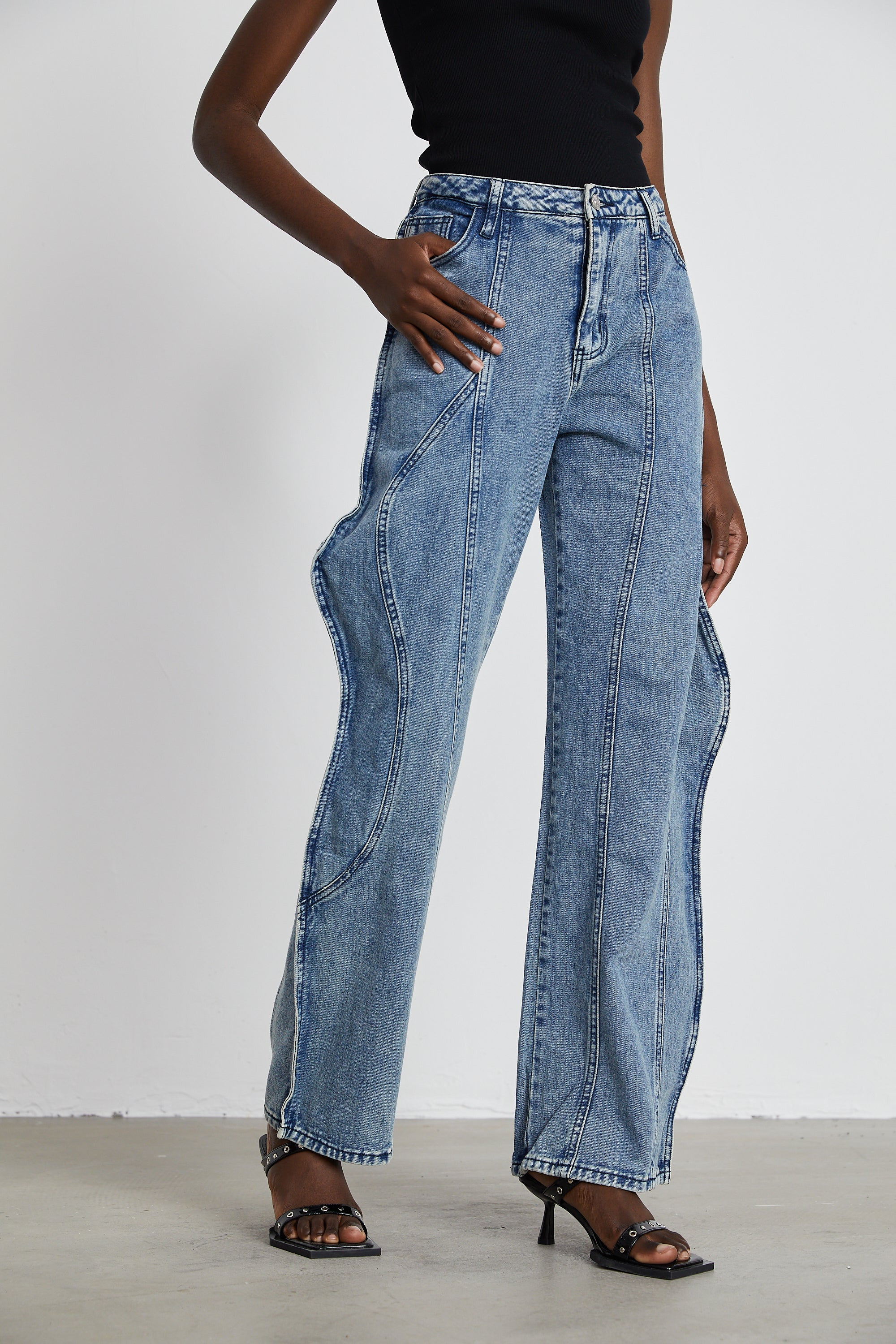 Asymmetrische Jeans mit weitem Bein von Brigitte 