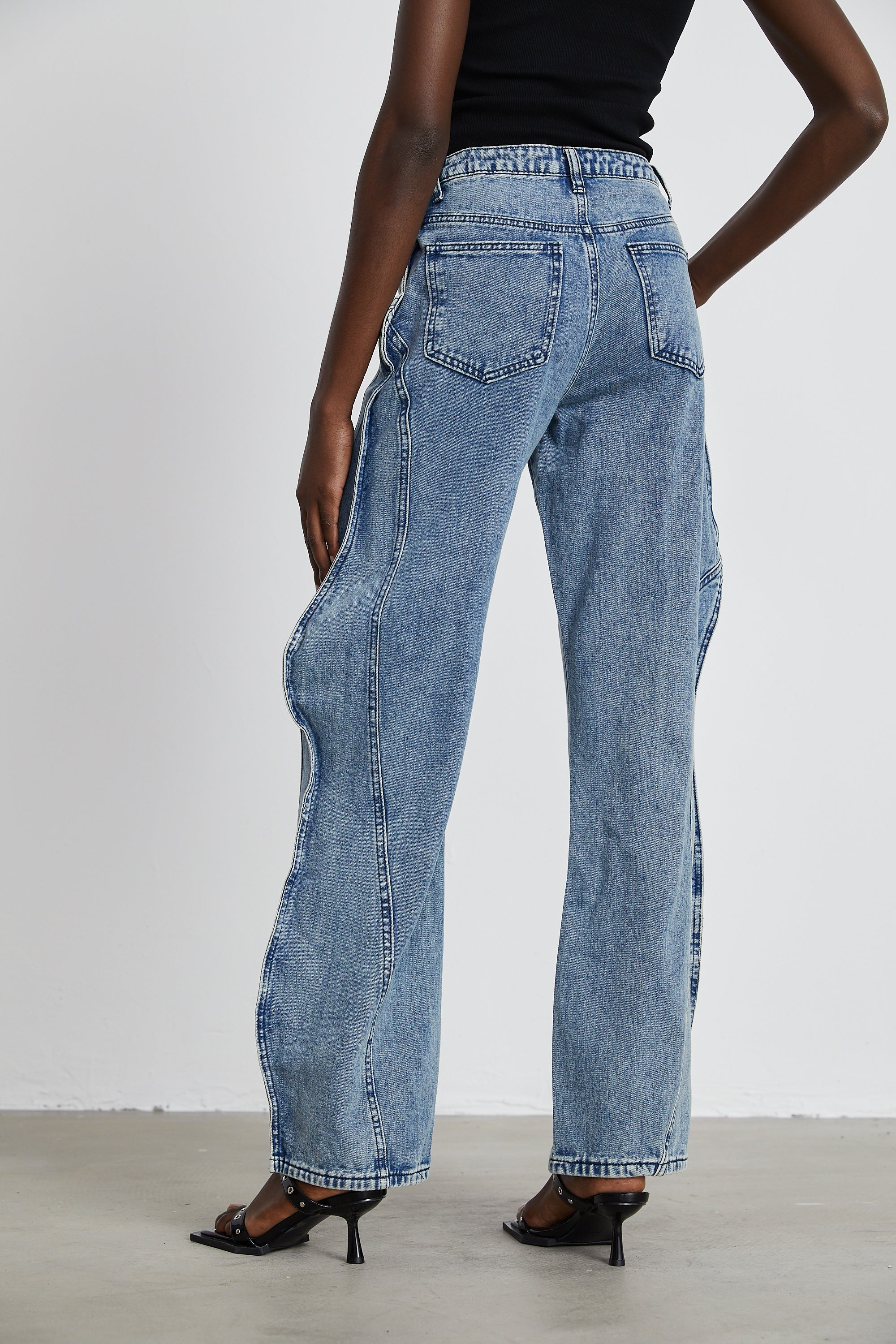 Asymmetrische Jeans mit weitem Bein von Brigitte 