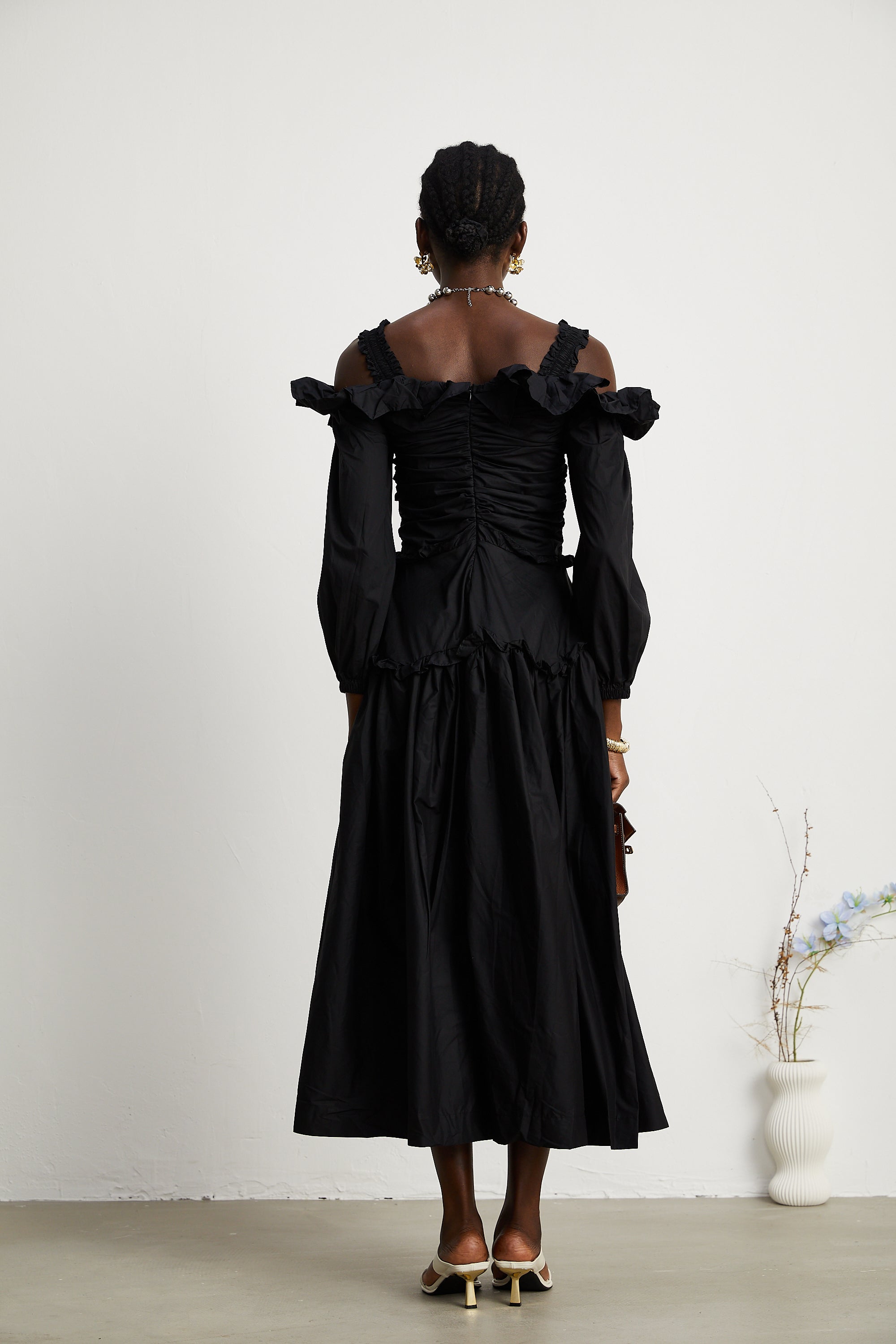 Schwarzes, plissiertes Midikleid mit Rüschen von Renée