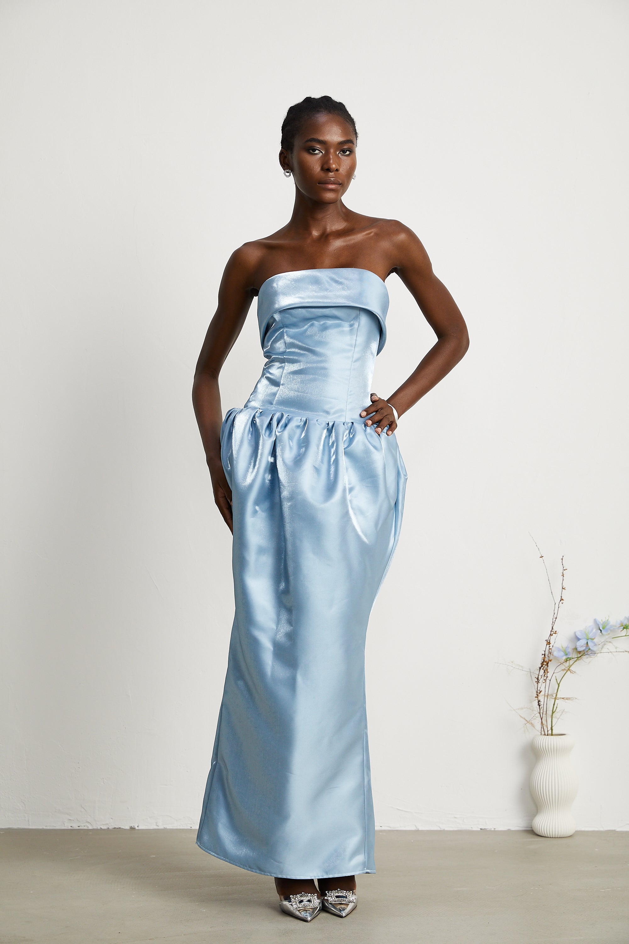 Maxi abito Aélis in satin con spalle scoperte