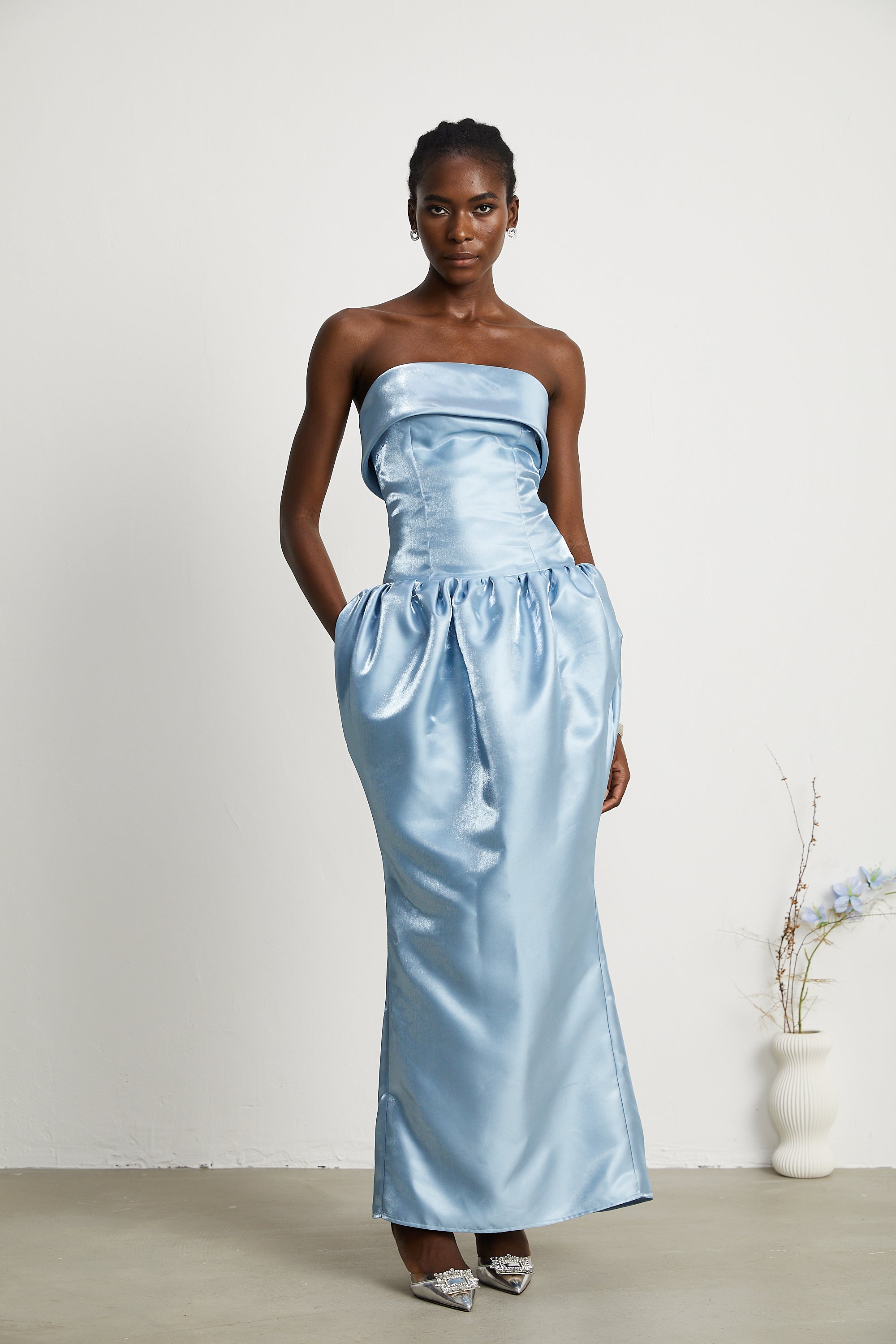 Maxi abito Aélis in satin con spalle scoperte