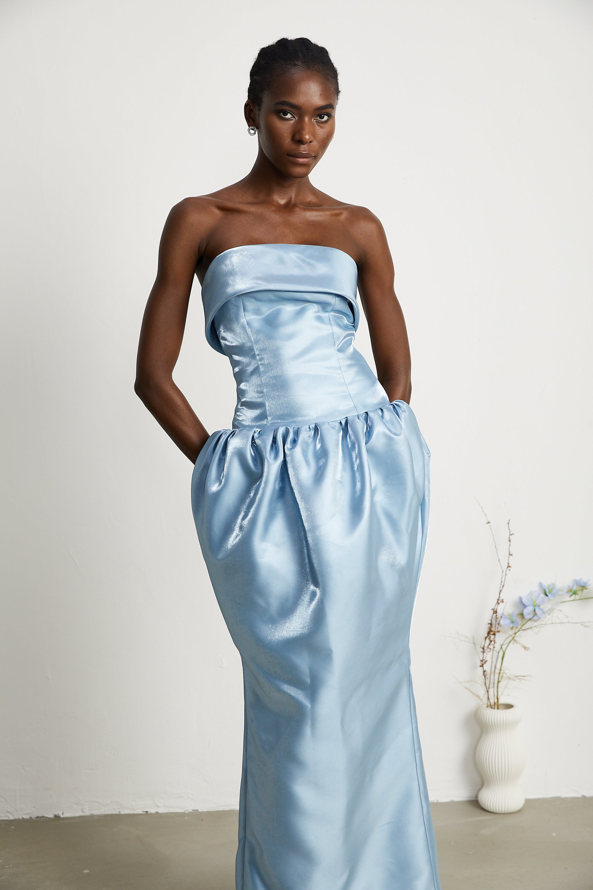 Maxi abito Aélis in satin con spalle scoperte