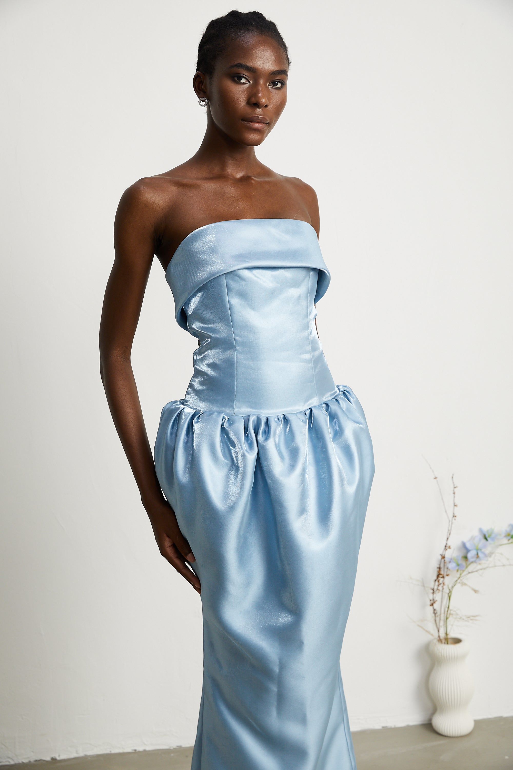 Maxi abito Aélis in satin con spalle scoperte