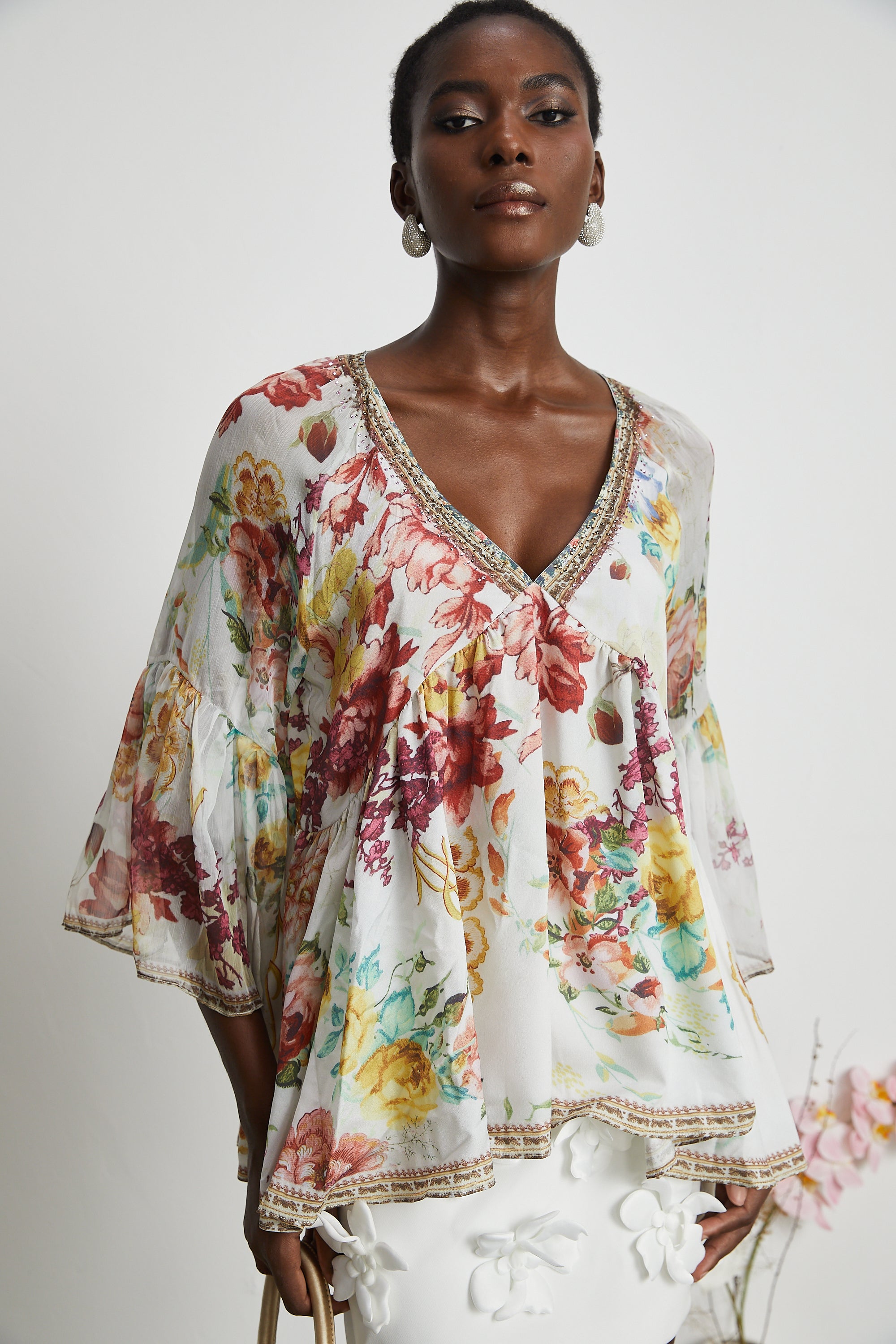 Blusa Yvonne con scollo a V in tulle con stampa floreale 