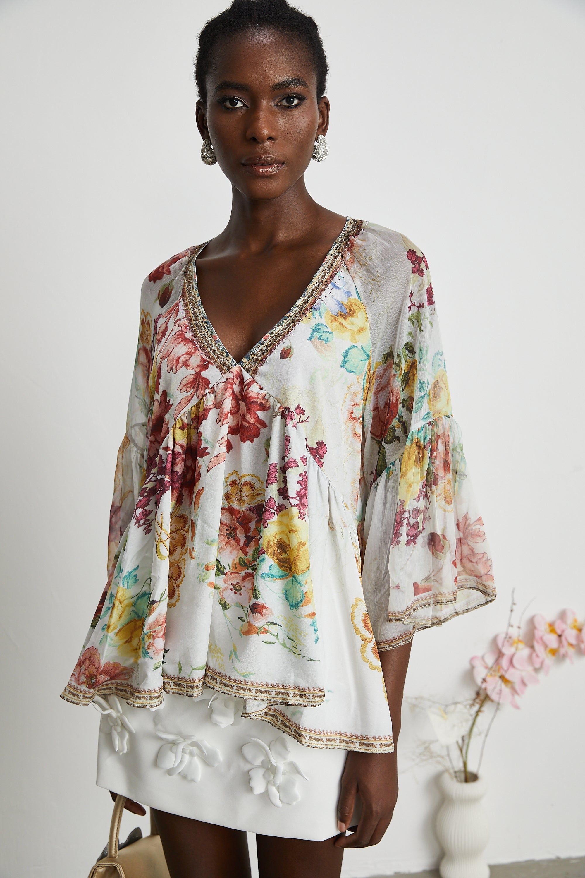 Blusa Yvonne con scollo a V in tulle con stampa floreale 