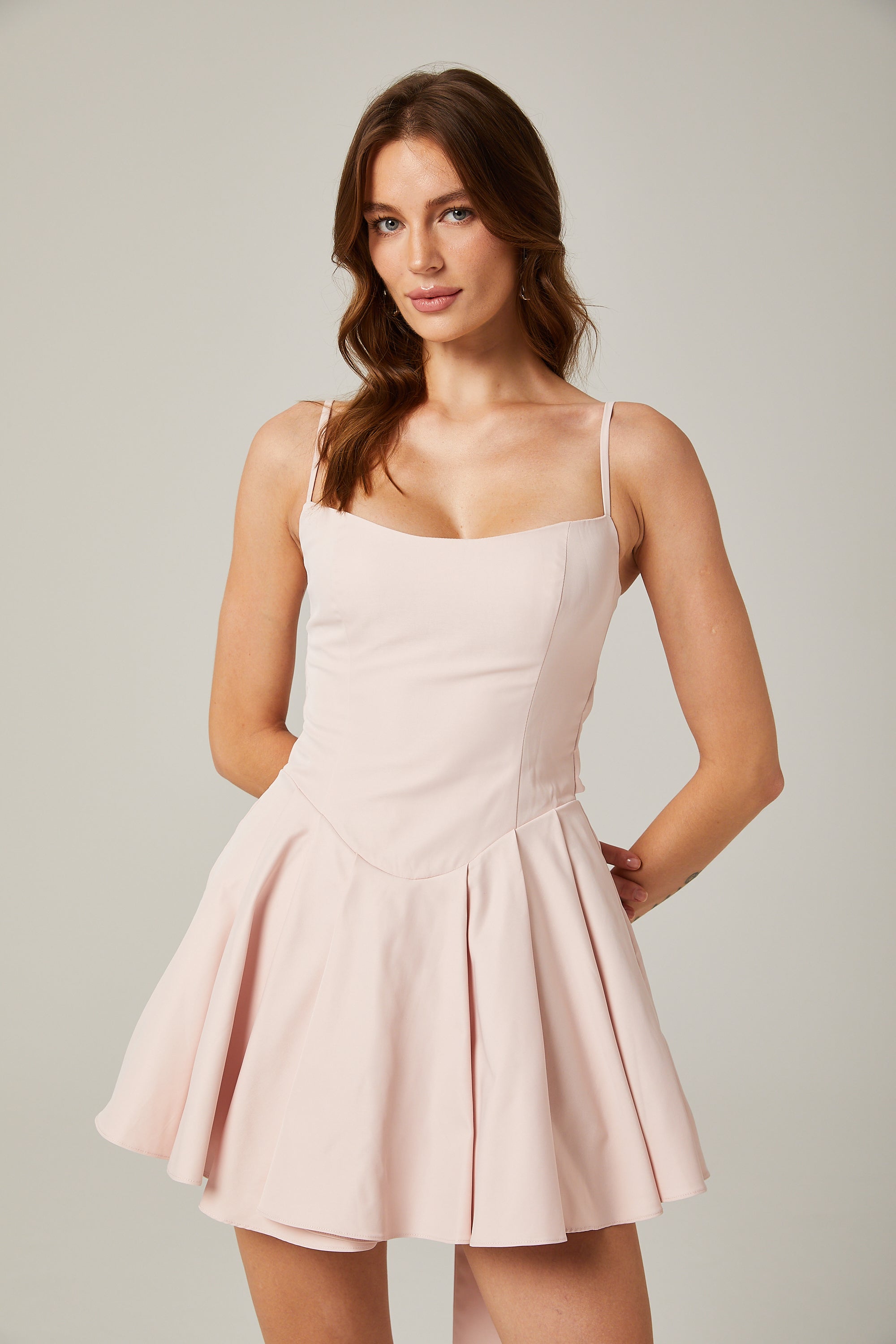 Aurélie – Rosa, plissiertes Minikleid mit Taillenbund