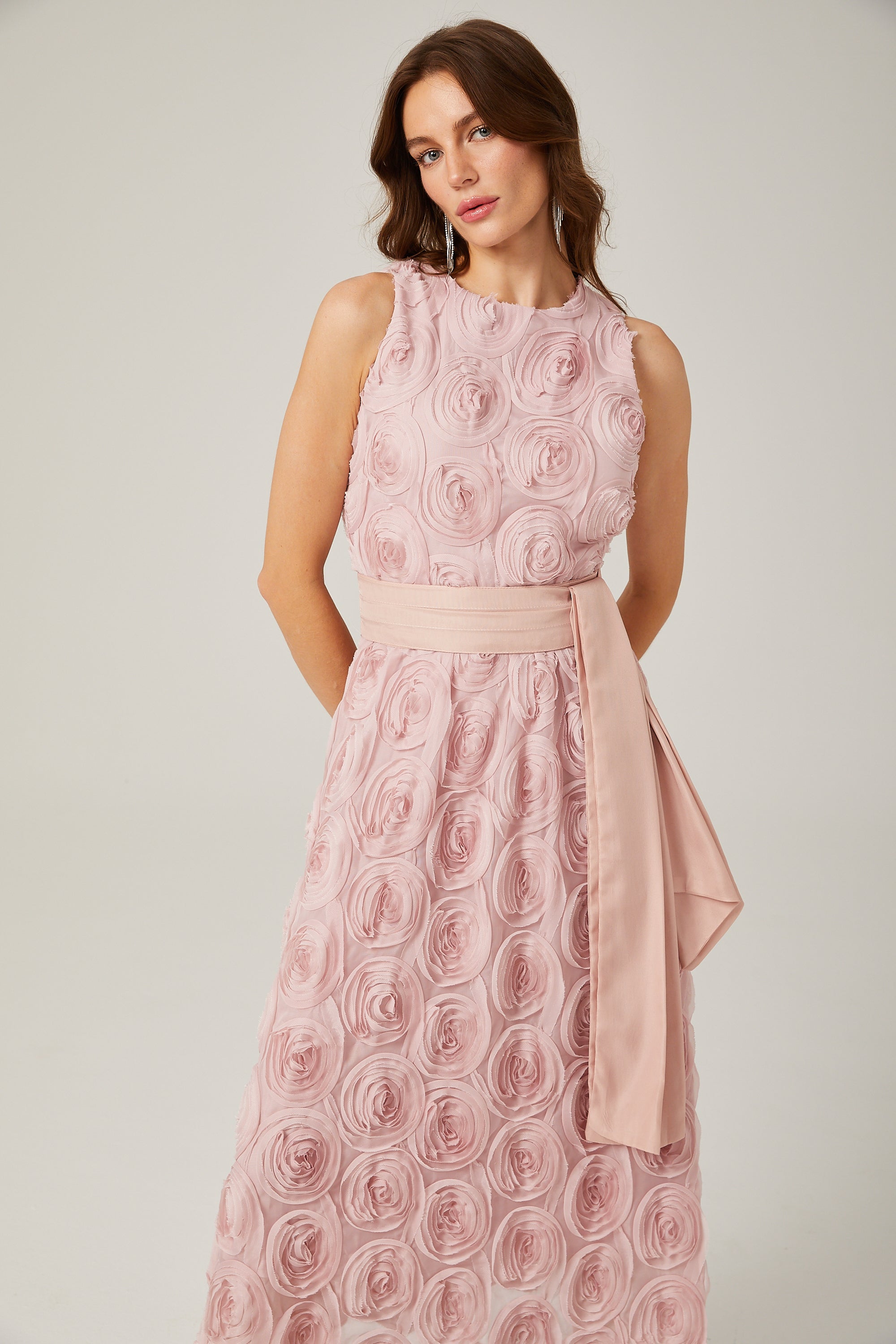 Paulette – Rosa, geblümtes Midikleid mit Bindegürtel