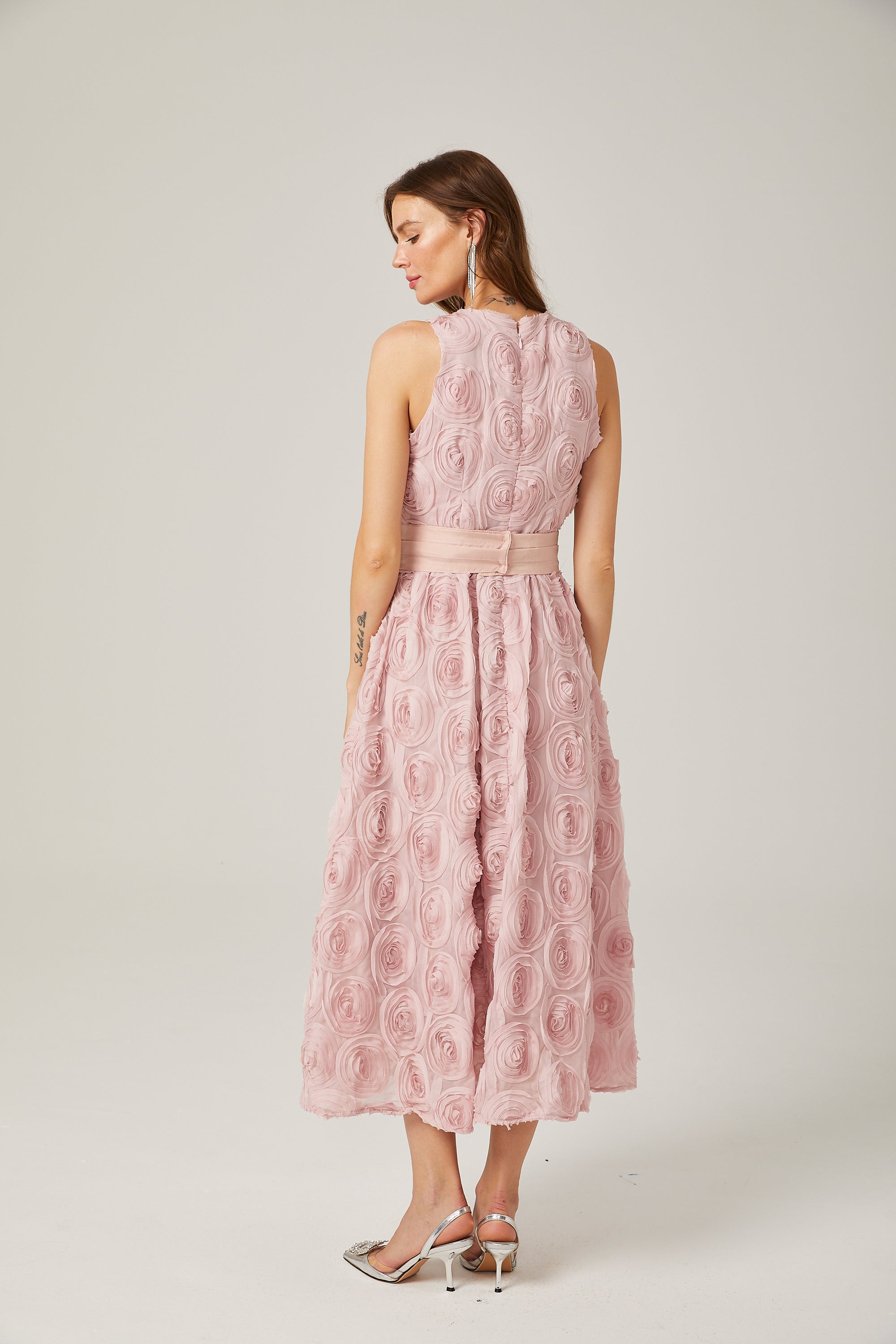 Paulette – Rosa, geblümtes Midikleid mit Bindegürtel