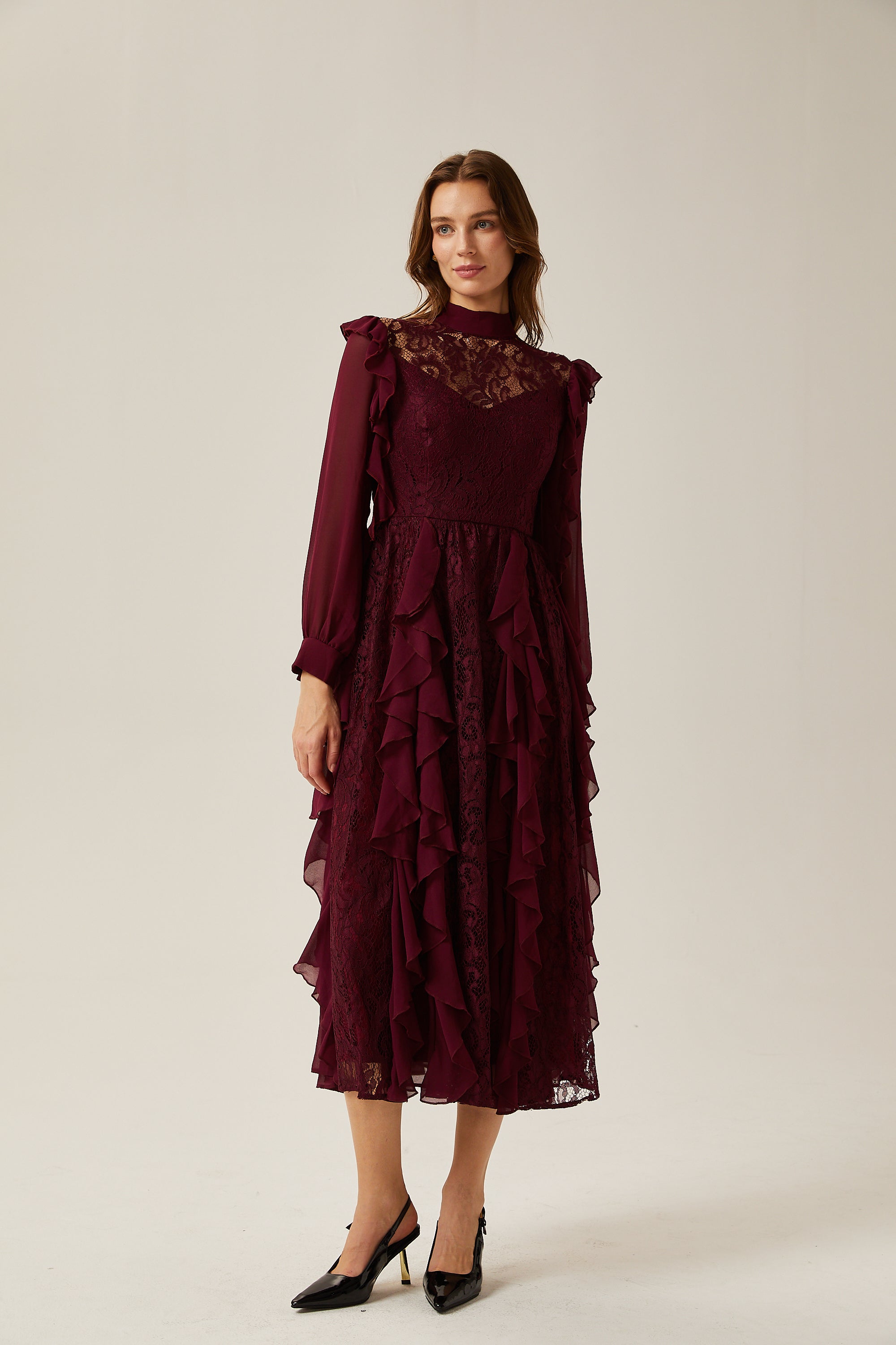 Jocelyne – Rotes Midikleid mit Rüschen aus Spitze