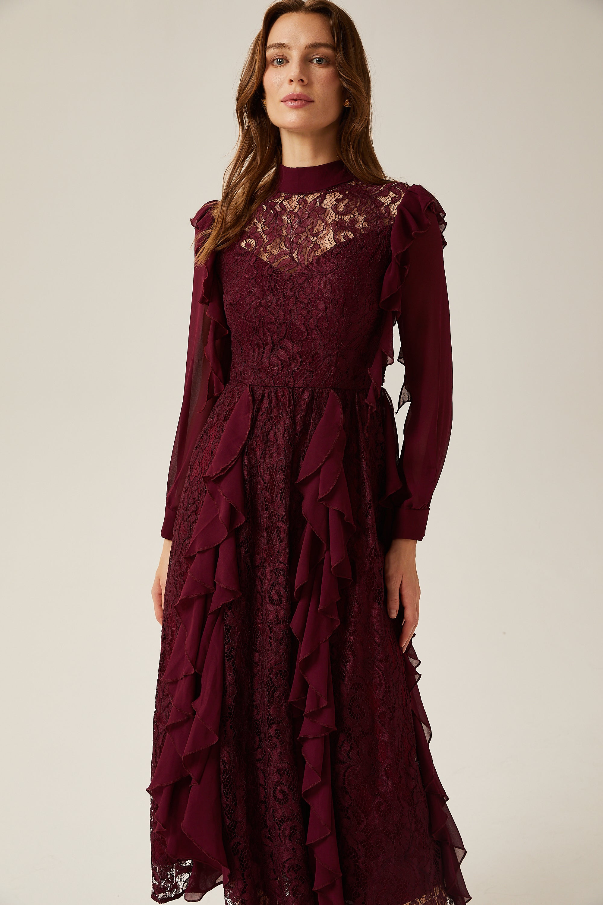 Jocelyne – Rotes Midikleid mit Rüschen aus Spitze