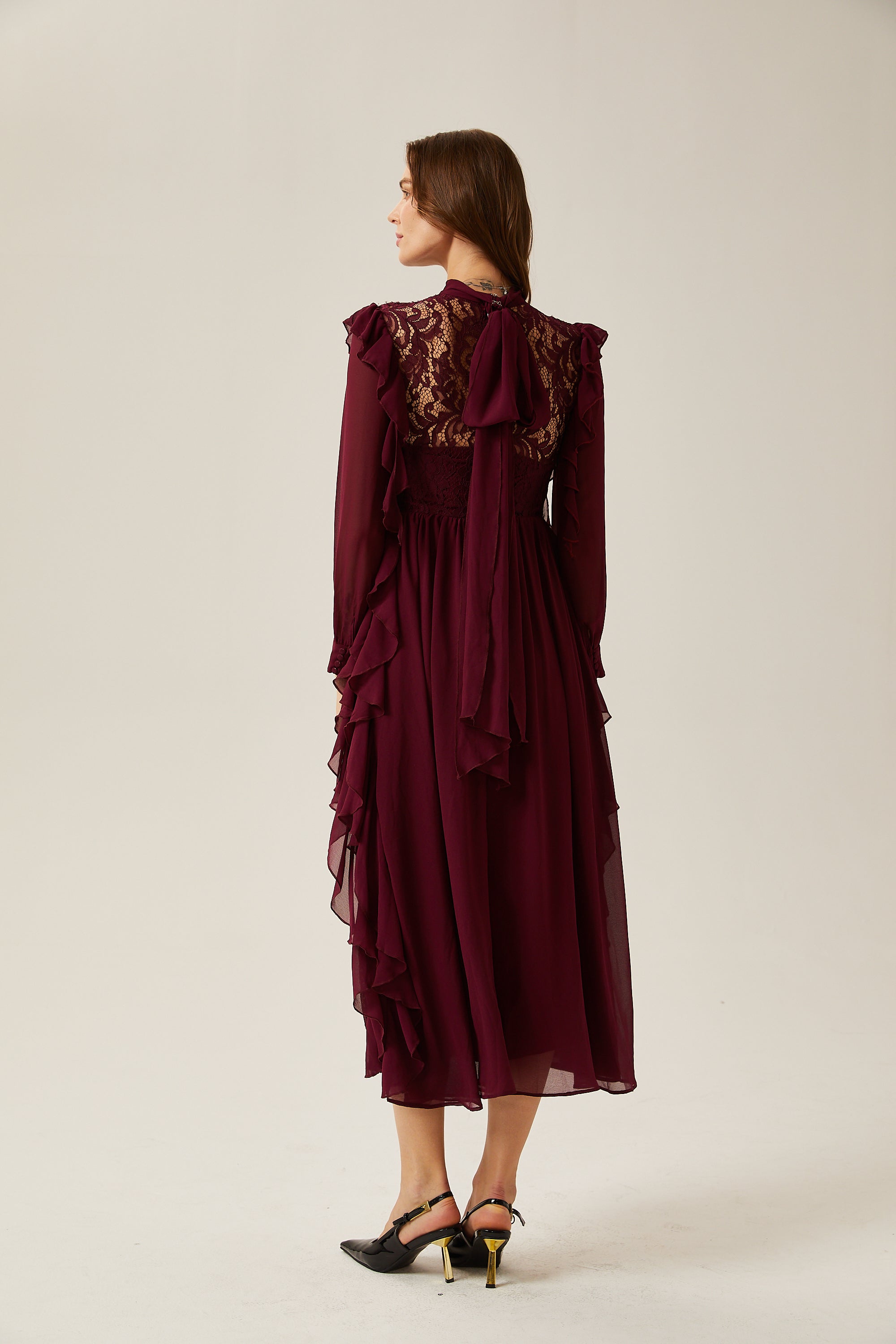 Jocelyne – Rotes Midikleid mit Rüschen aus Spitze