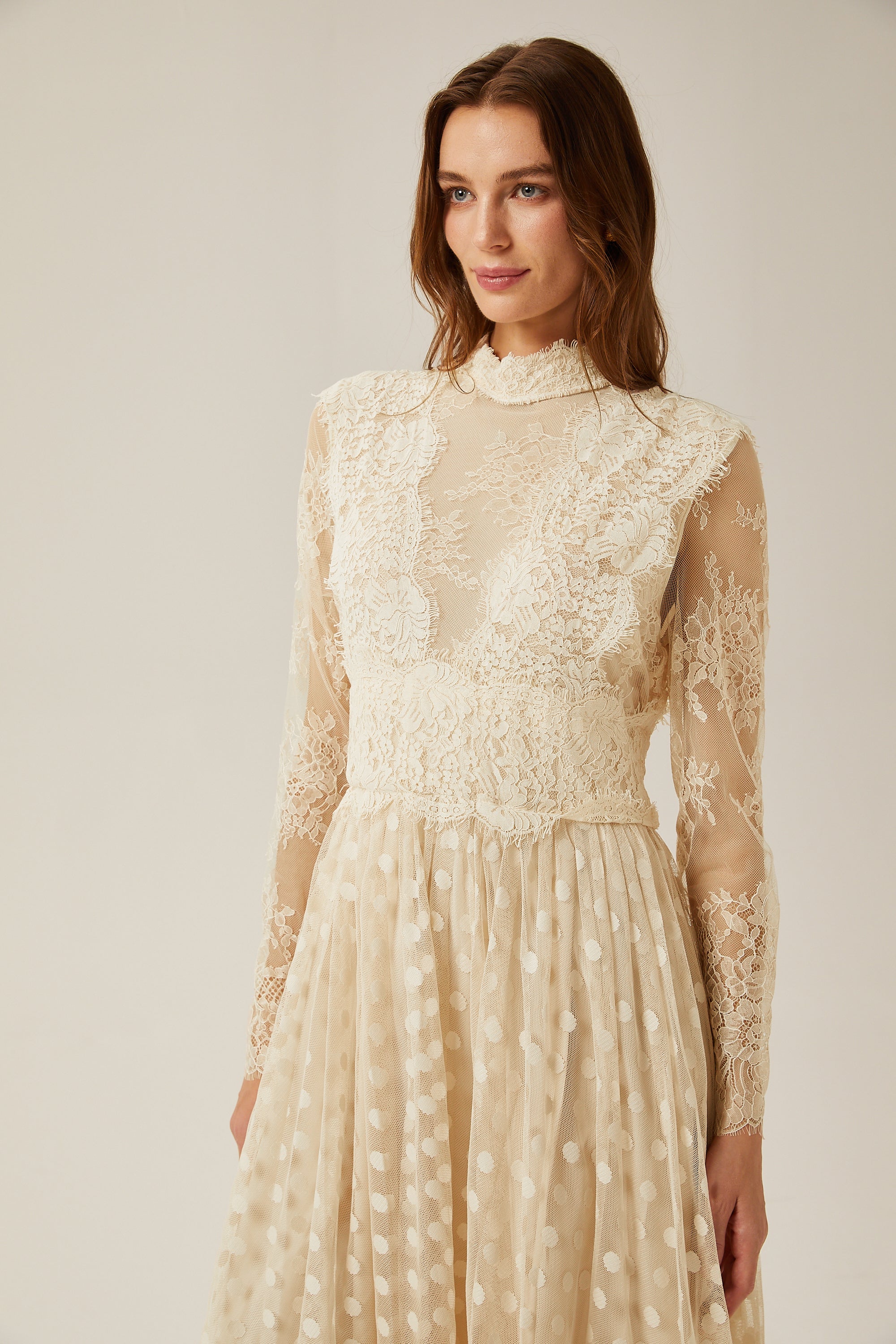 فستان ميدي مطرز بالدانتيل من تصميم إيليان
