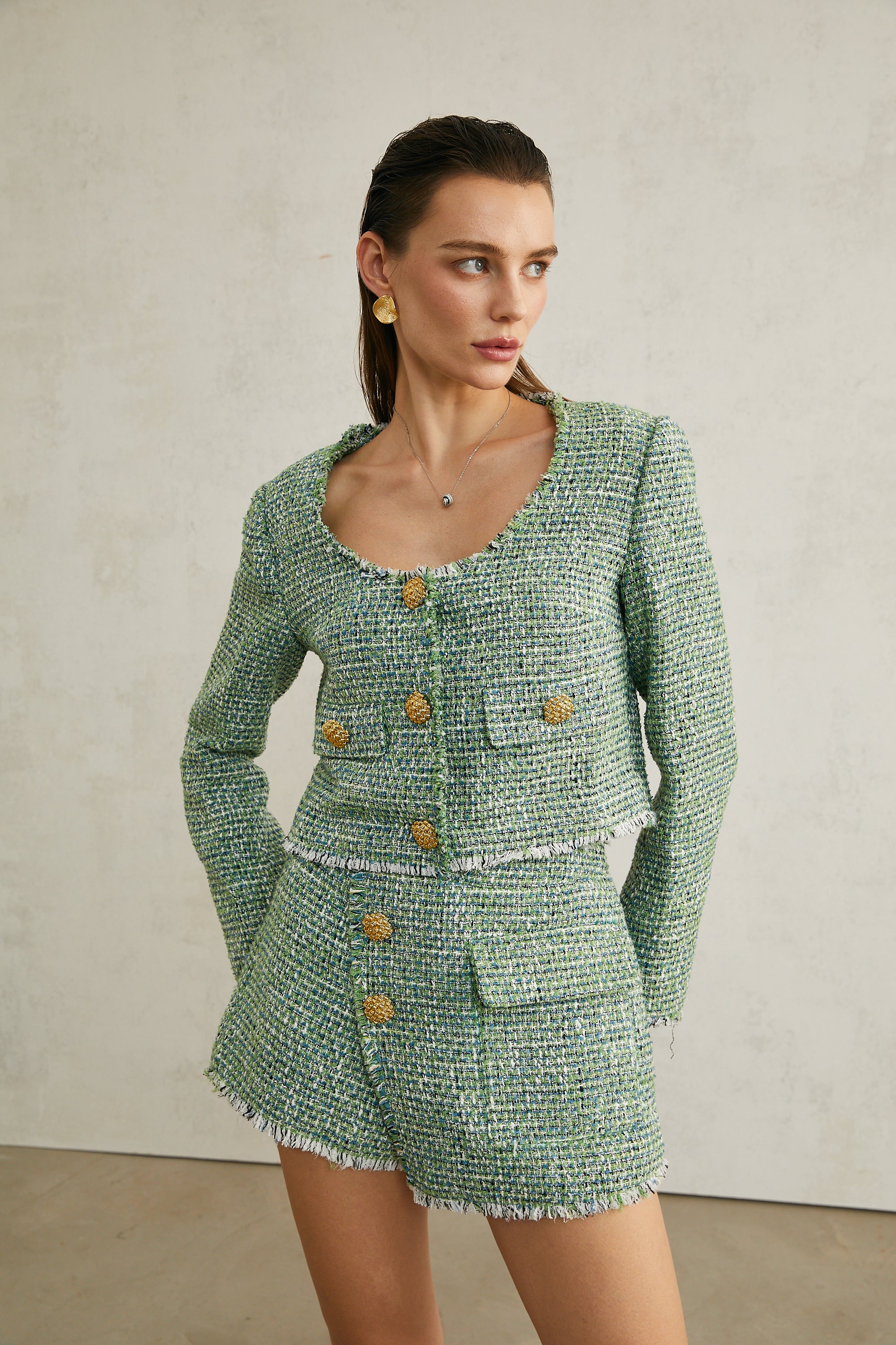 Passendes Set aus grüner Tweedjacke und Shorts von Alyss