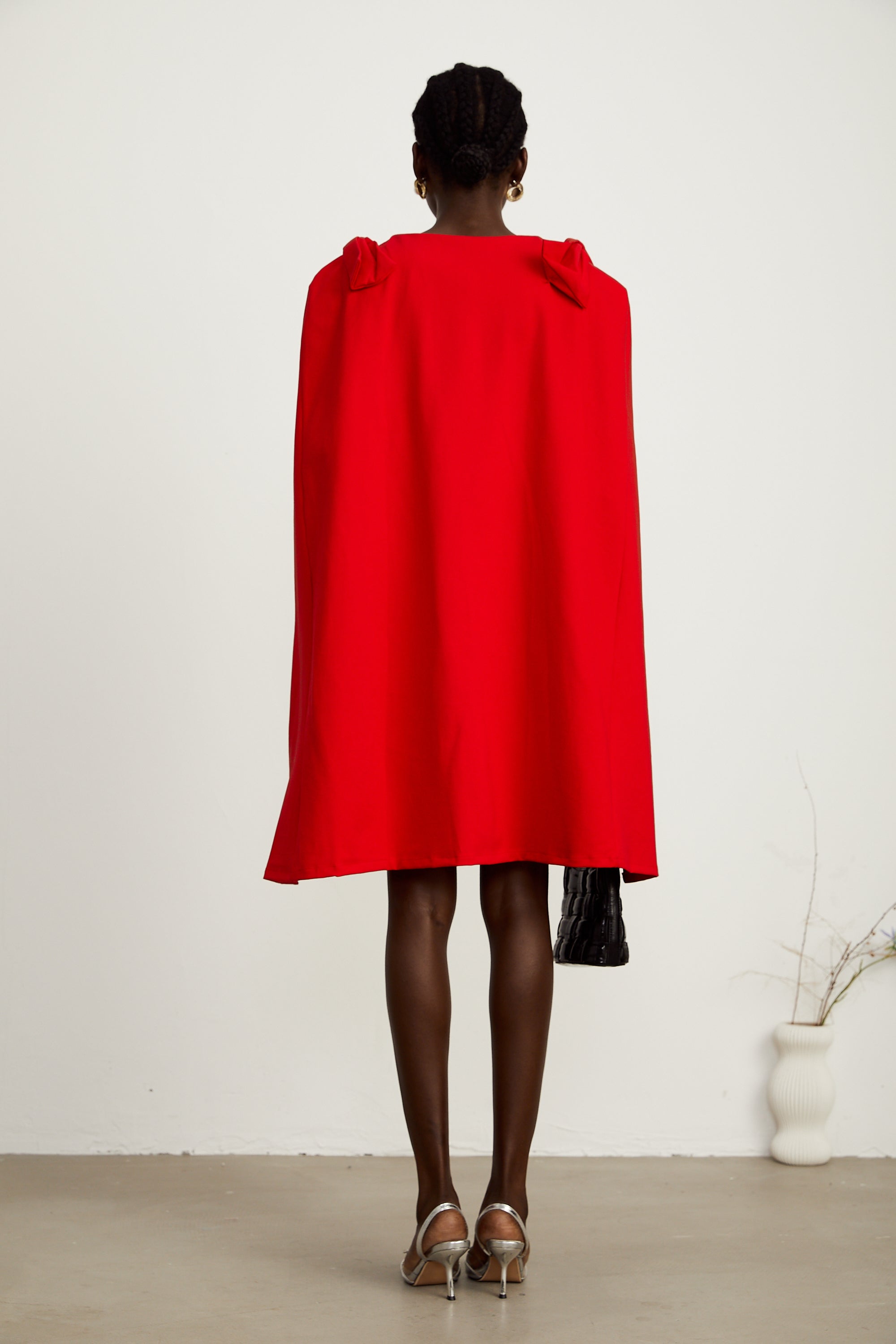 Judith – Rotes Cape-Minikleid mit Schleifendetail