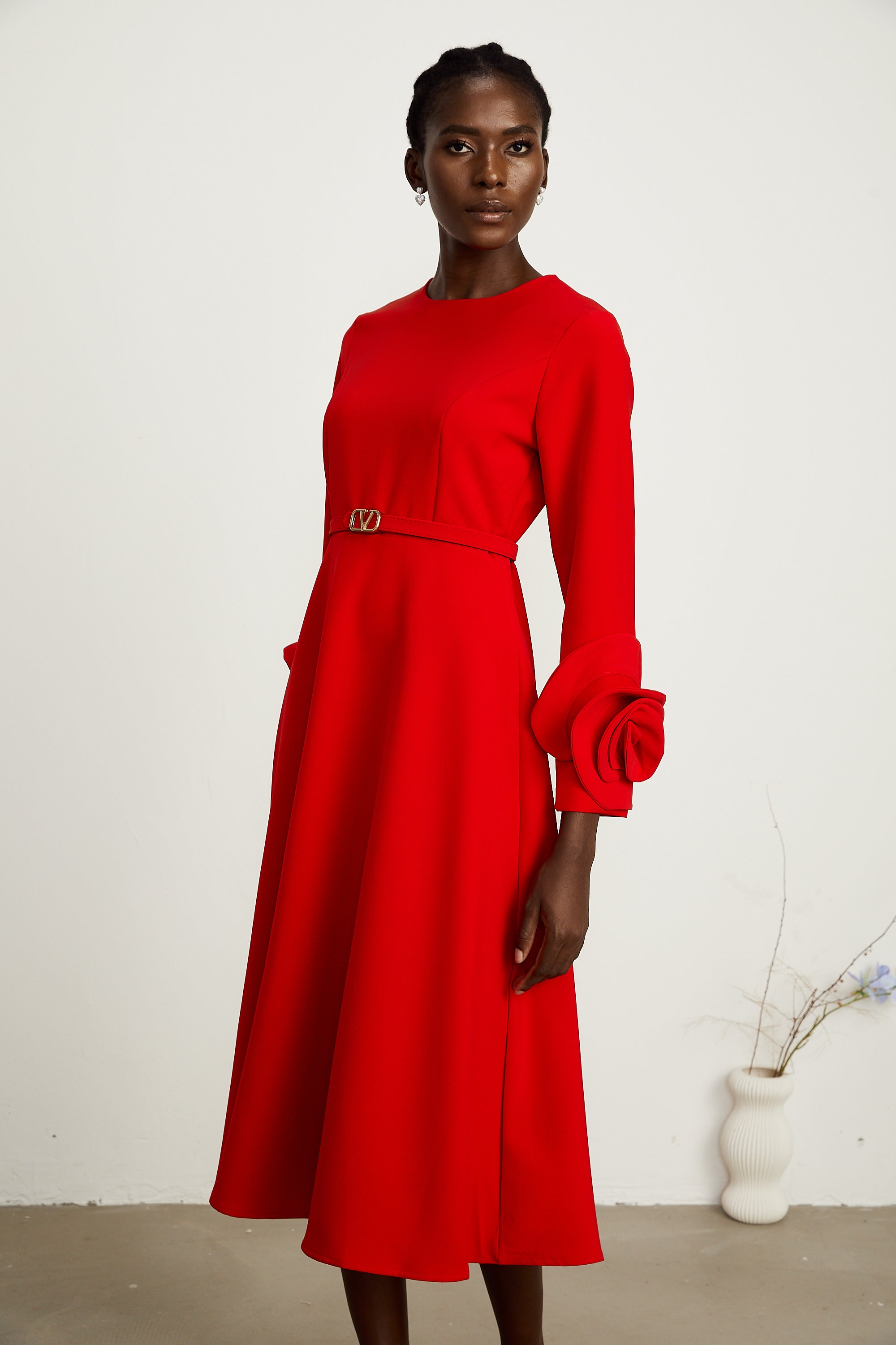 Coralie – Rotes, langärmliges Midikleid mit Blumenapplikationen